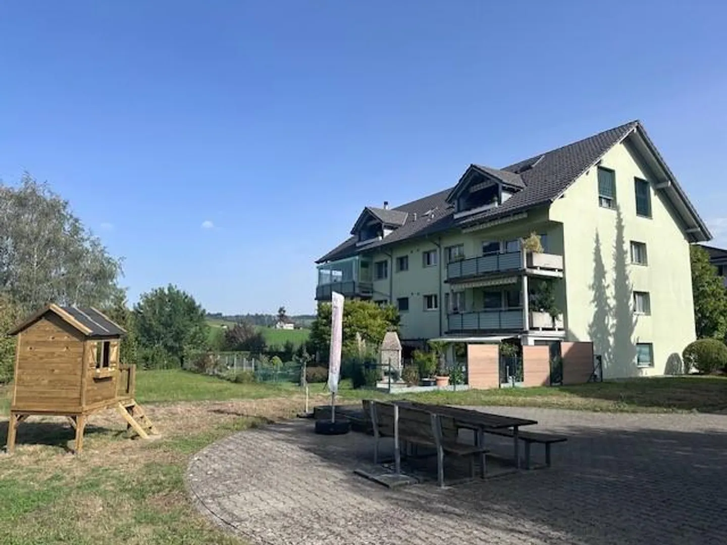 Charmante Dachwohnung mit Garten - Foto 3 von 16