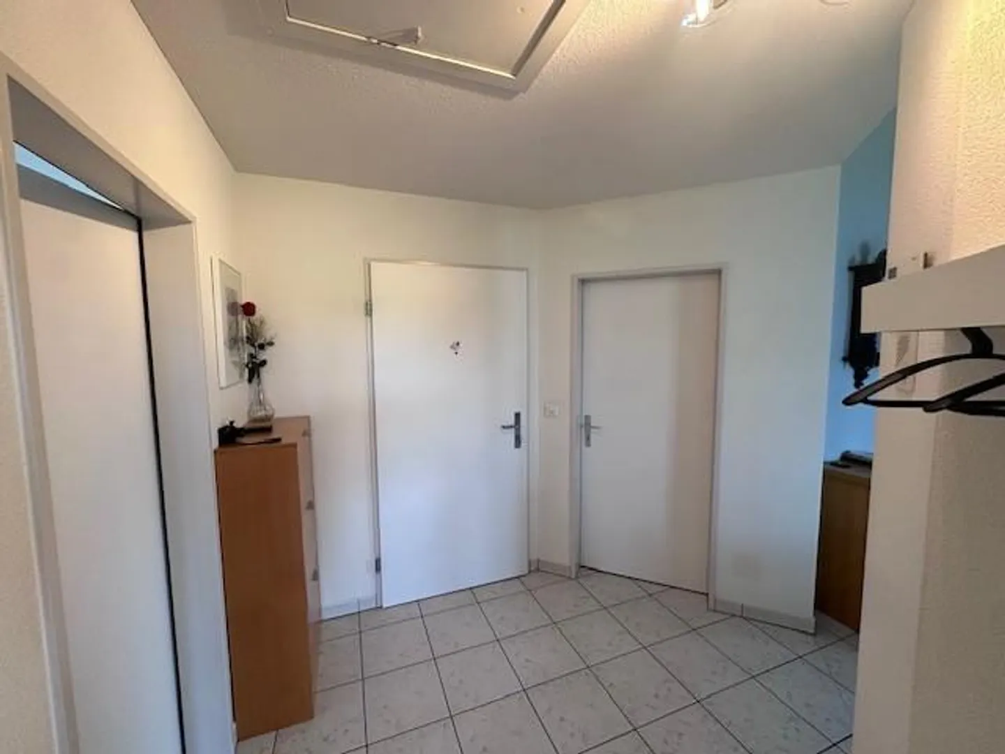 Charmante Dachwohnung mit Garten - Foto 4 von 16