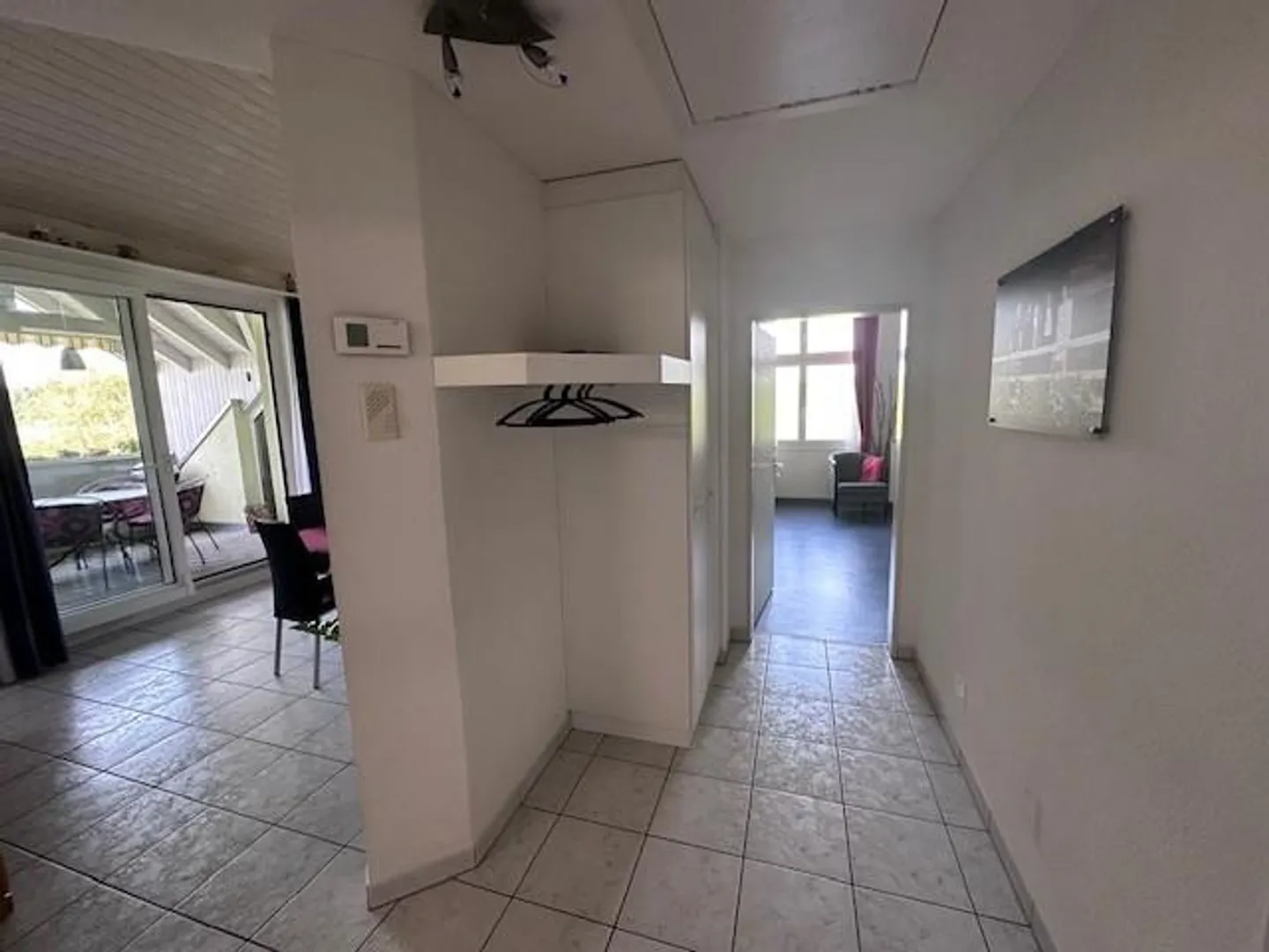 Charmante Dachwohnung mit Garten - Foto 5 von 16