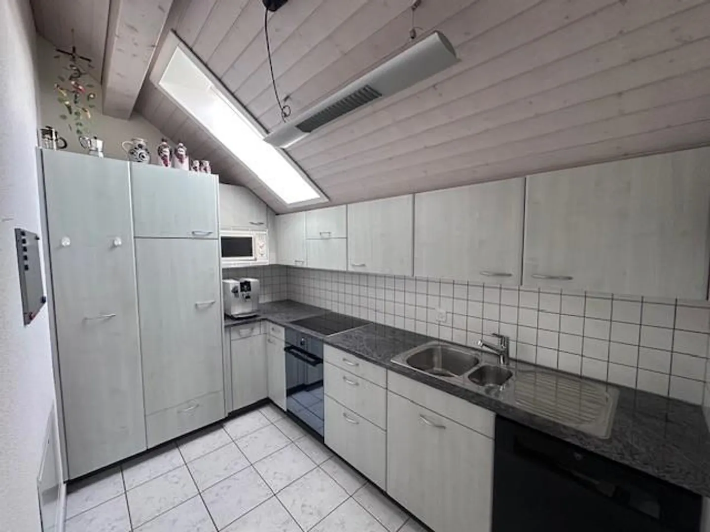 Charmante Dachwohnung mit Garten - Foto 6 von 16
