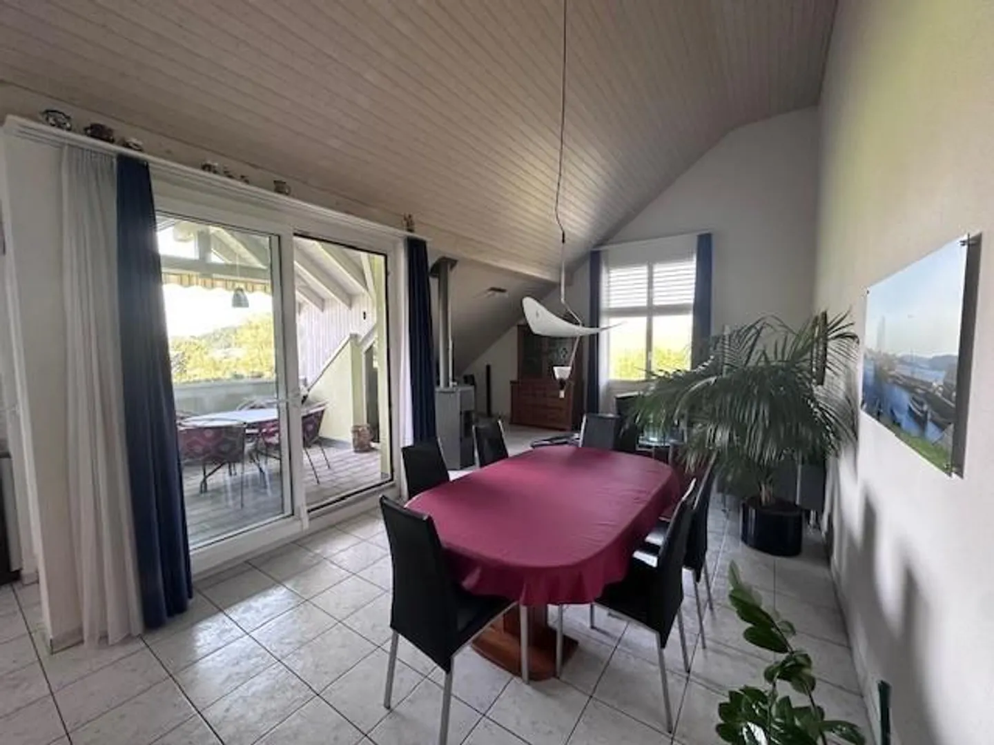 Charmante Dachwohnung mit Garten - Foto 7 von 16