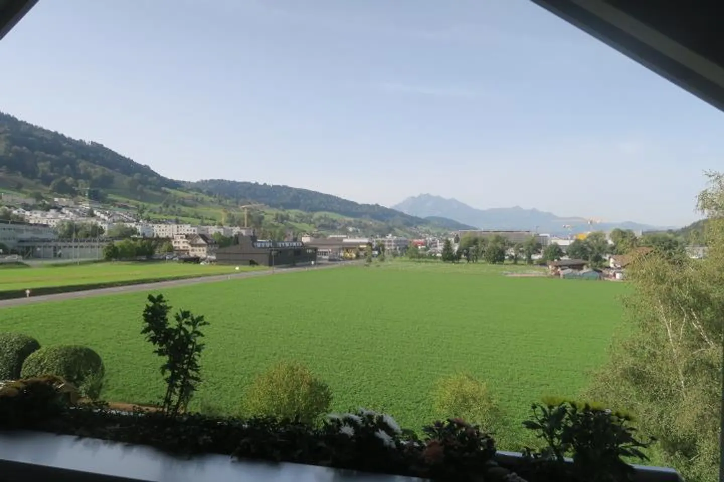 Charmante Dachwohnung mit Garten - Foto 9 von 16