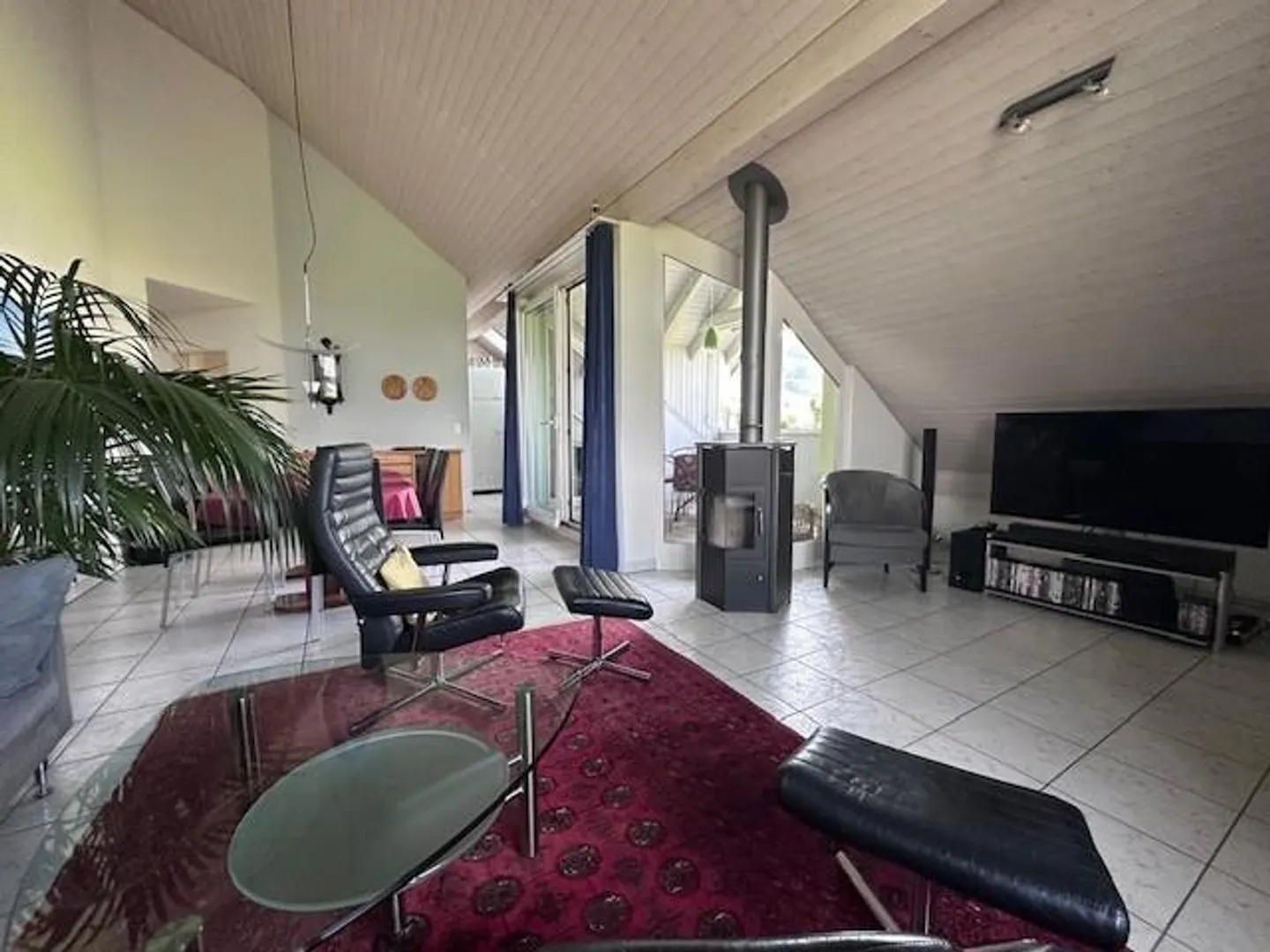 Charmante Dachwohnung mit Garten - Foto 10 von 16