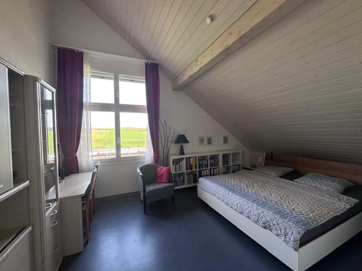 Charmante Dachwohnung mit Garten - Foto 11 von 16