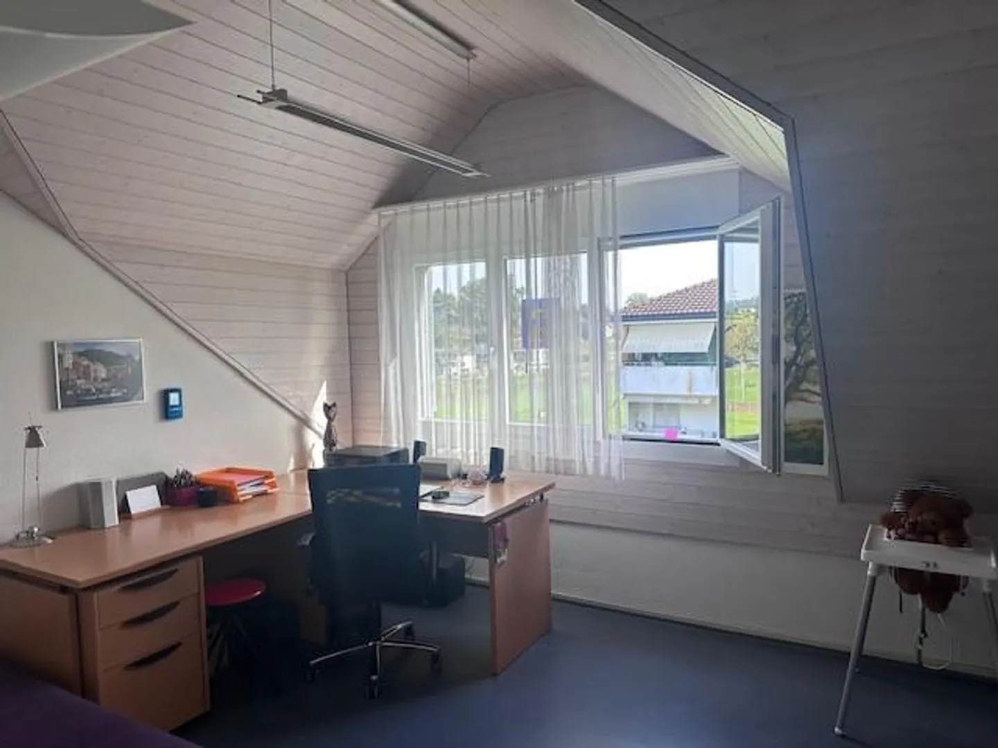 Charmante Dachwohnung mit Garten - Foto 12 von 16