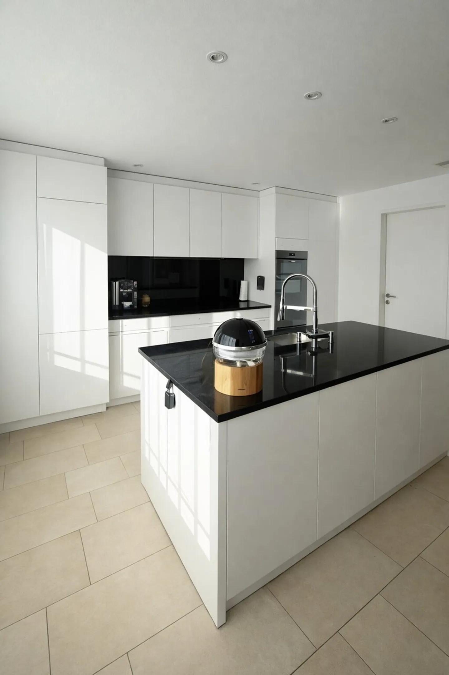 Exklusive 5½-Zimmer-Wohnung mit Balkon, Klimaanlage &amp; Tiefgarage - Foto 4 von 14