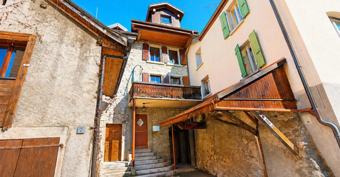 Angrenzendes Dorfhaus mit 5,5 Zimmern und Mezzanin - Foto 1 von 13