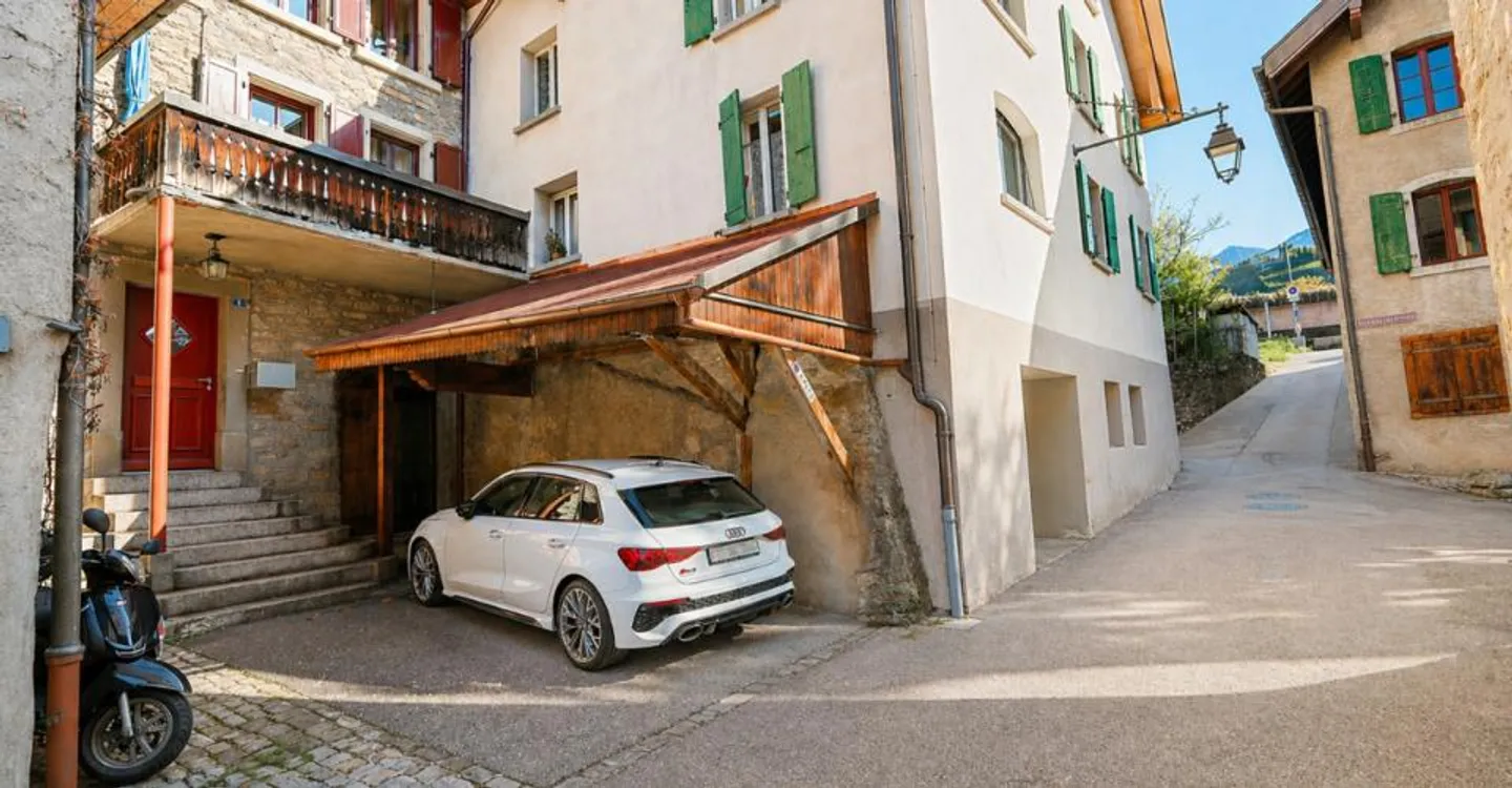 Angrenzendes Dorfhaus mit 5,5 Zimmern und Mezzanin - Foto 2 von 13