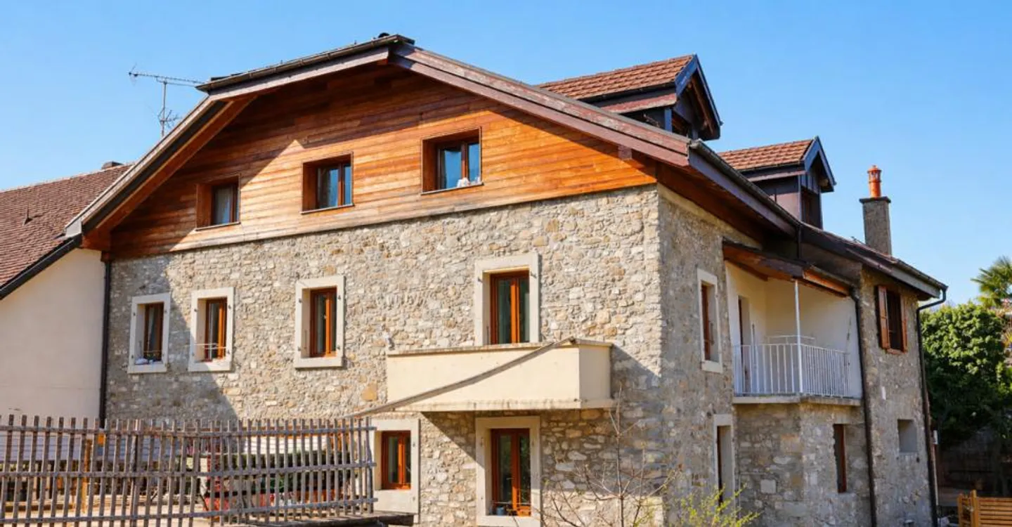 Angrenzendes Dorfhaus mit 5,5 Zimmern und Mezzanin - Foto 3 von 13