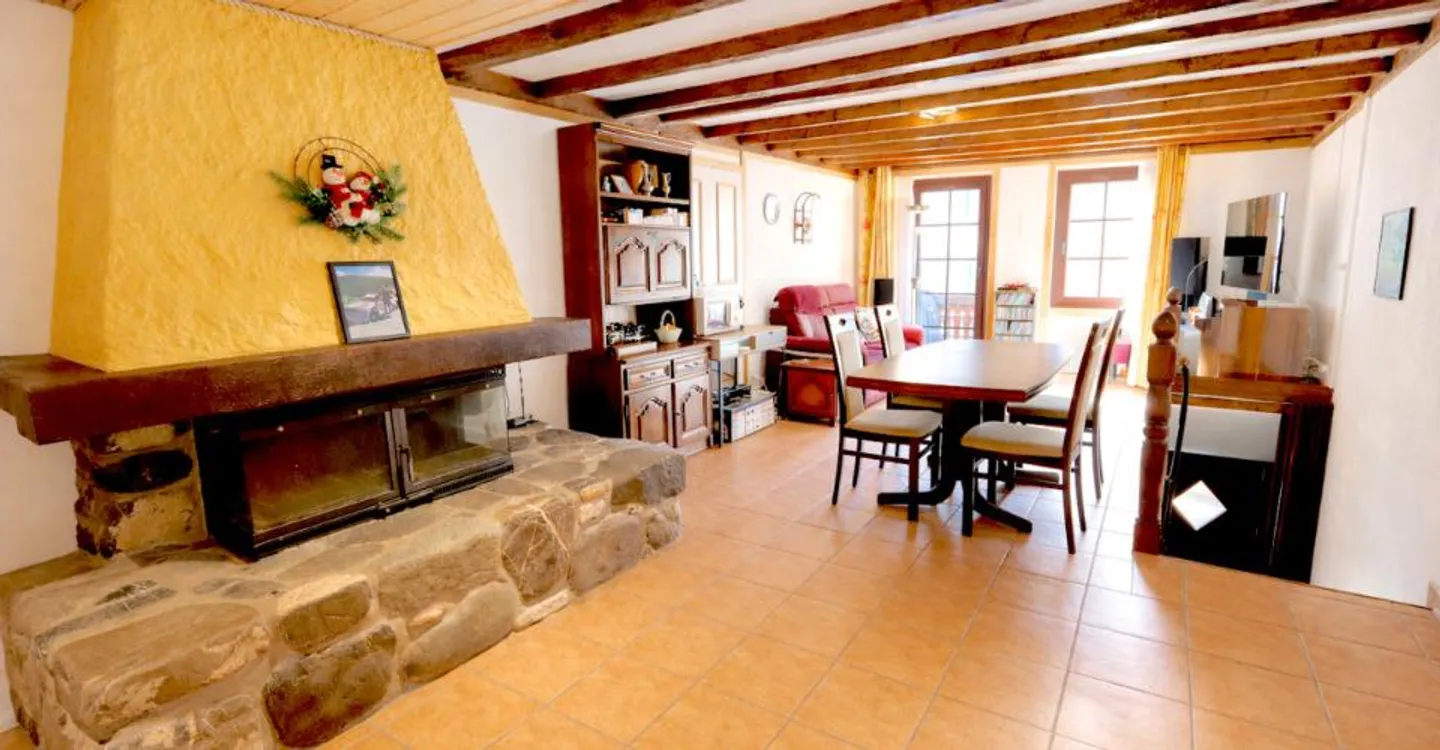 Angrenzendes Dorfhaus mit 5,5 Zimmern und Mezzanin - Foto 4 von 13