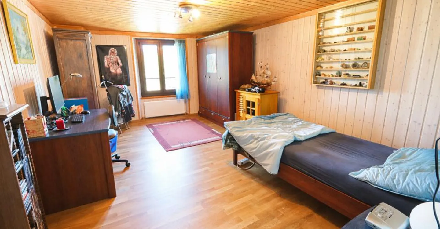 Angrenzendes Dorfhaus mit 5,5 Zimmern und Mezzanin - Foto 9 von 13