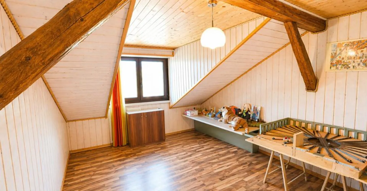 Angrenzendes Dorfhaus mit 5,5 Zimmern und Mezzanin - Foto 12 von 13