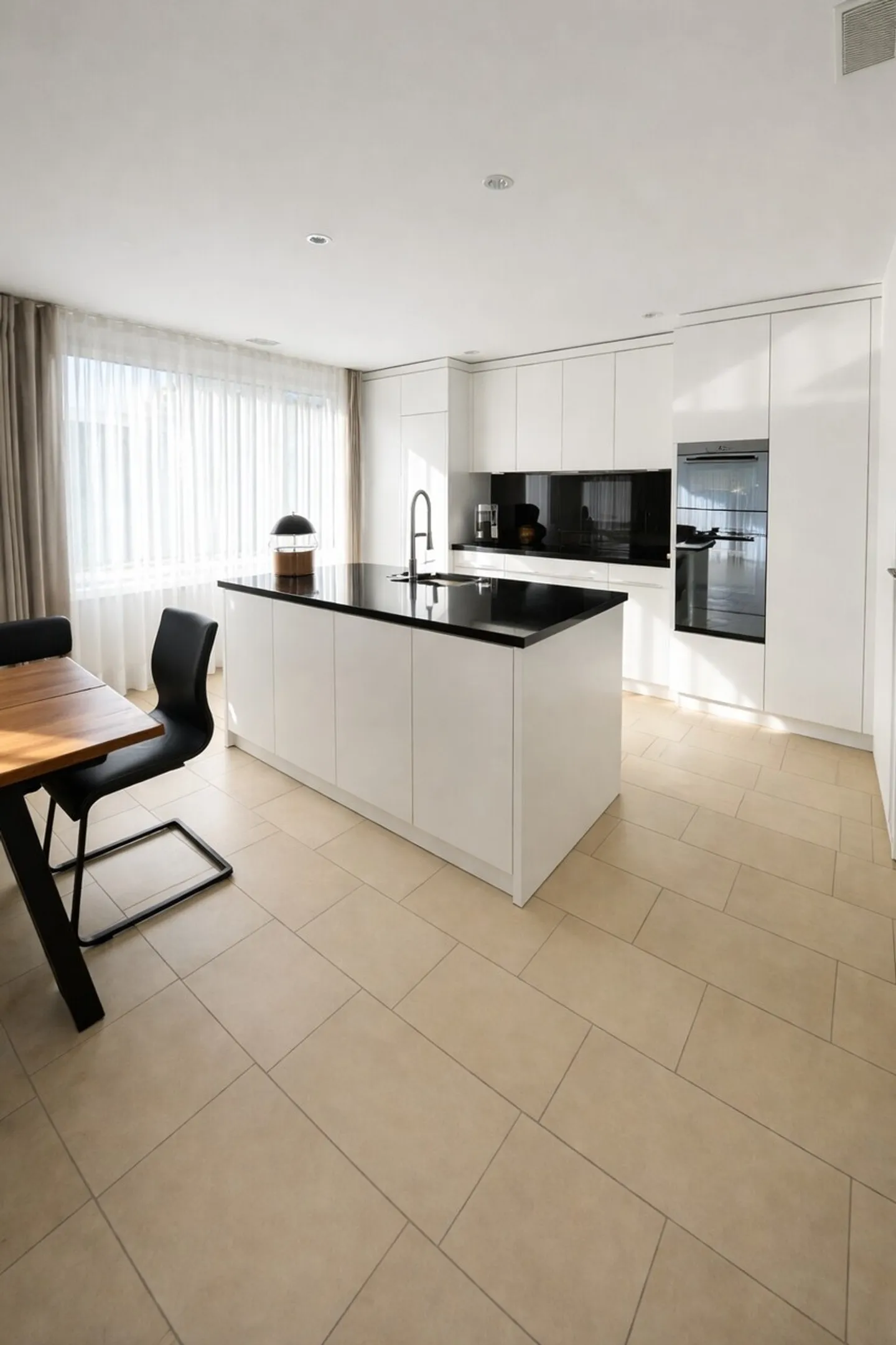 Exklusive 5½-Zimmer-Wohnung mit Balkon, Klimaanlage &amp; Tiefgarage - Foto 5 von 14