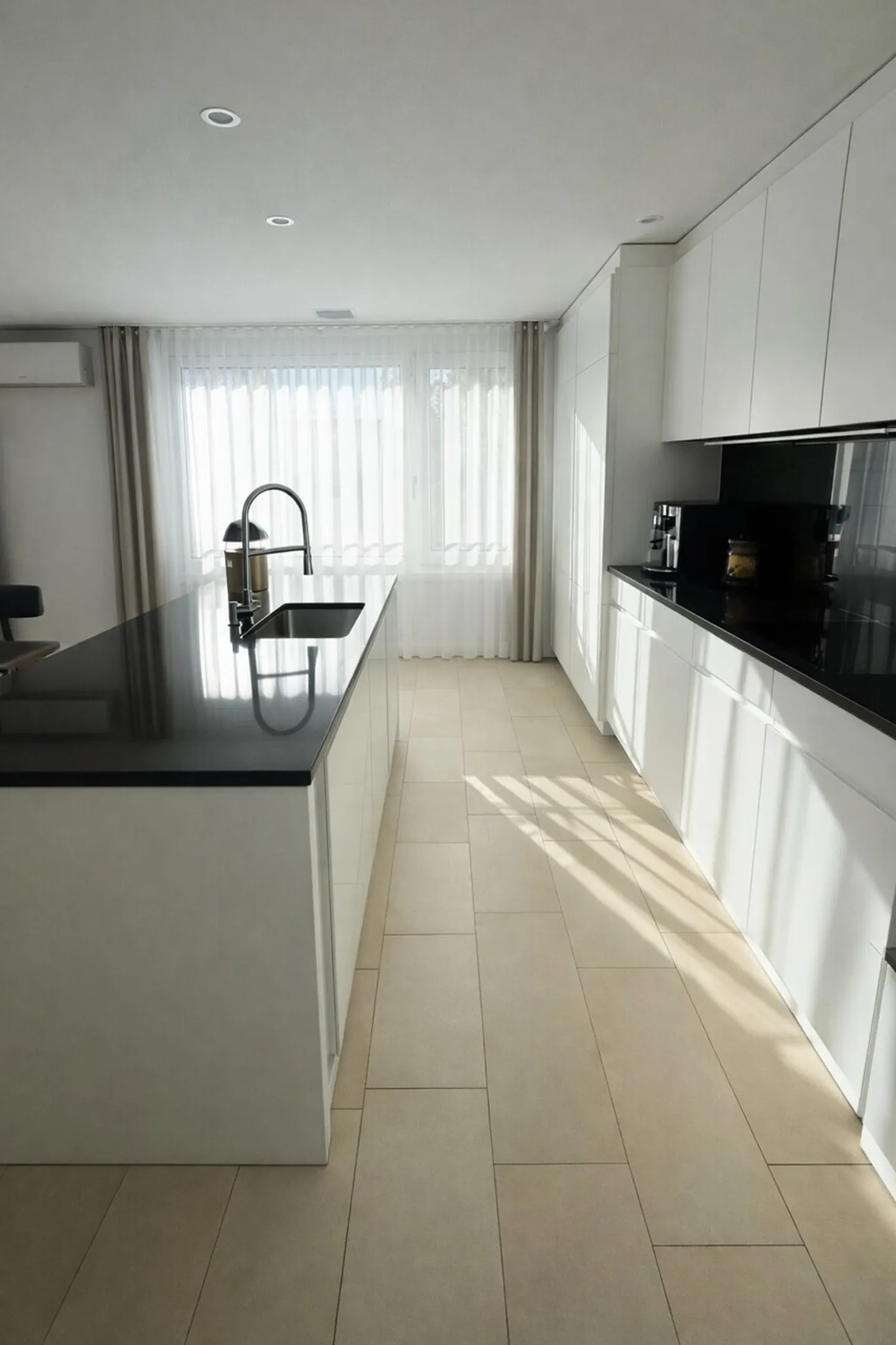 Exklusive 5½-Zimmer-Wohnung mit Balkon, Klimaanlage &amp; Tiefgarage - Foto 6 von 14