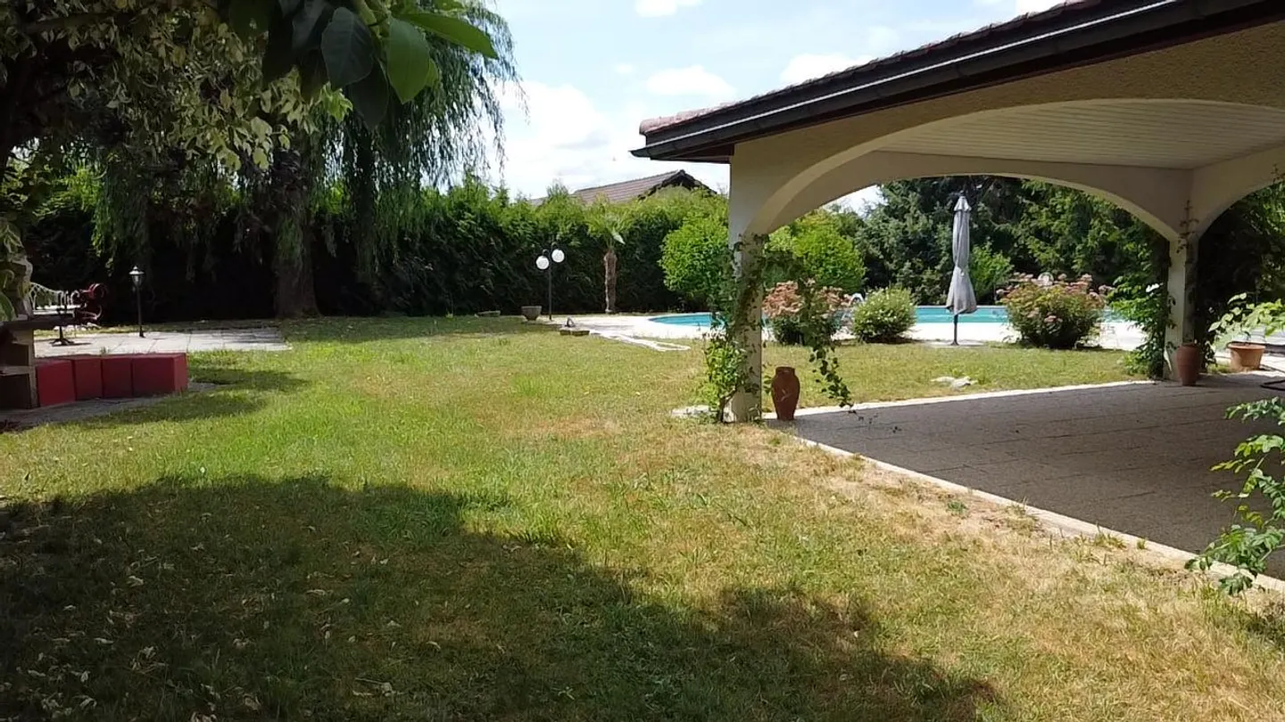 Individual villa with swimming pool on a magnificent wooded plot - Photo 19 of 21