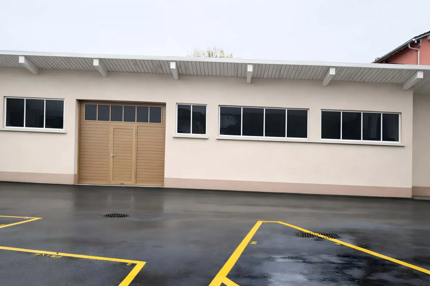 Courtételle - locali professionali accessibili con porta garage - Foto 1 di 3