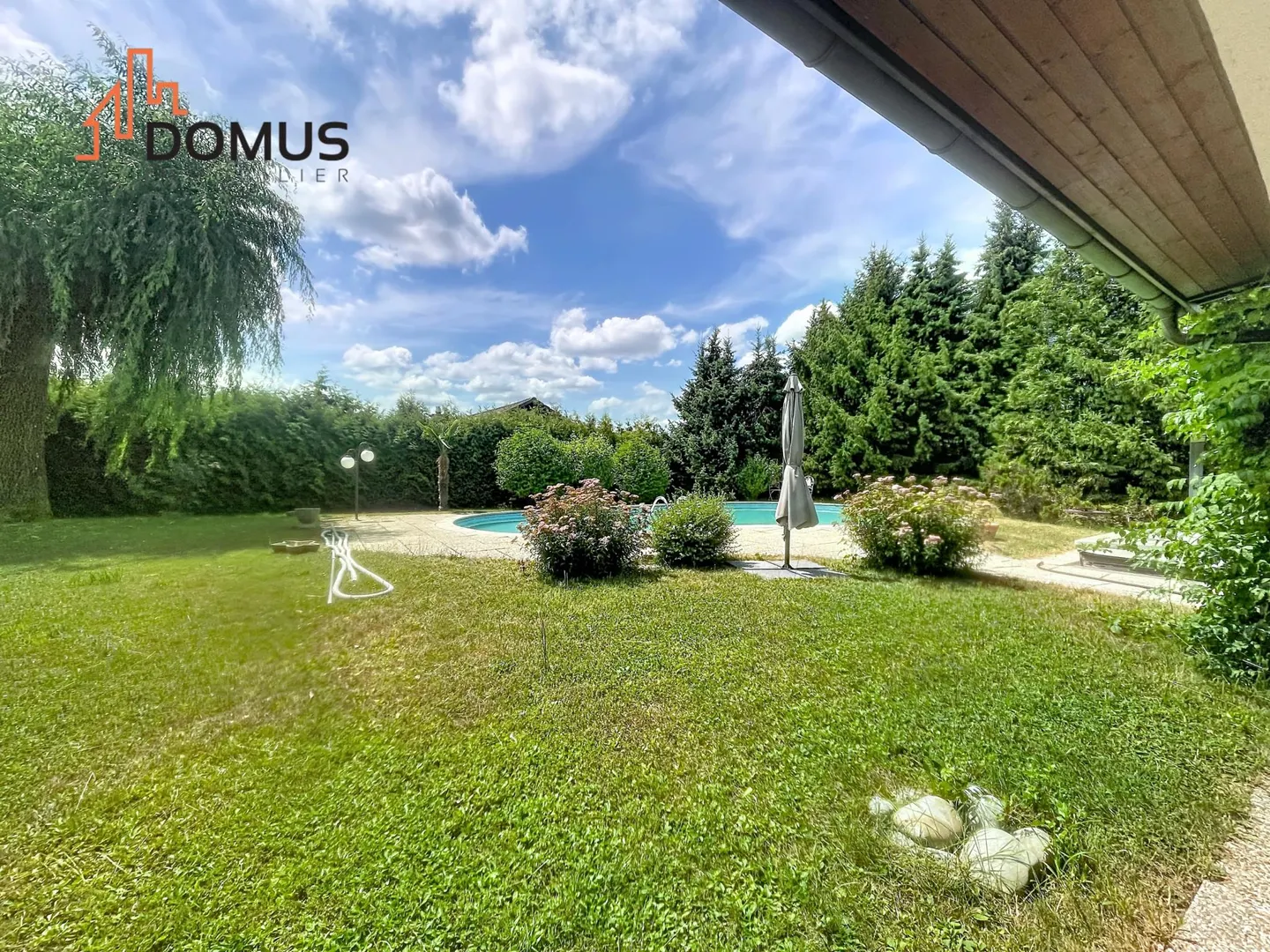 Individual villa with swimming pool on a magnificent wooded plot - Photo 18 of 21