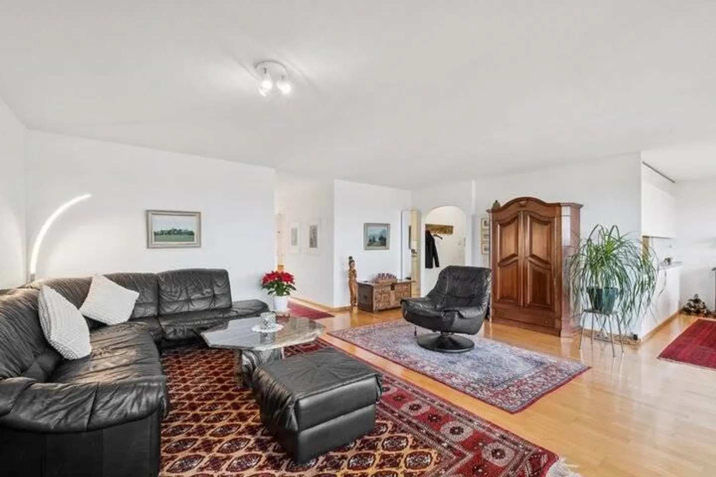 Charmant appartement de 2,5 pièces avec vue à Feusisberg - Photo 2 sur 9