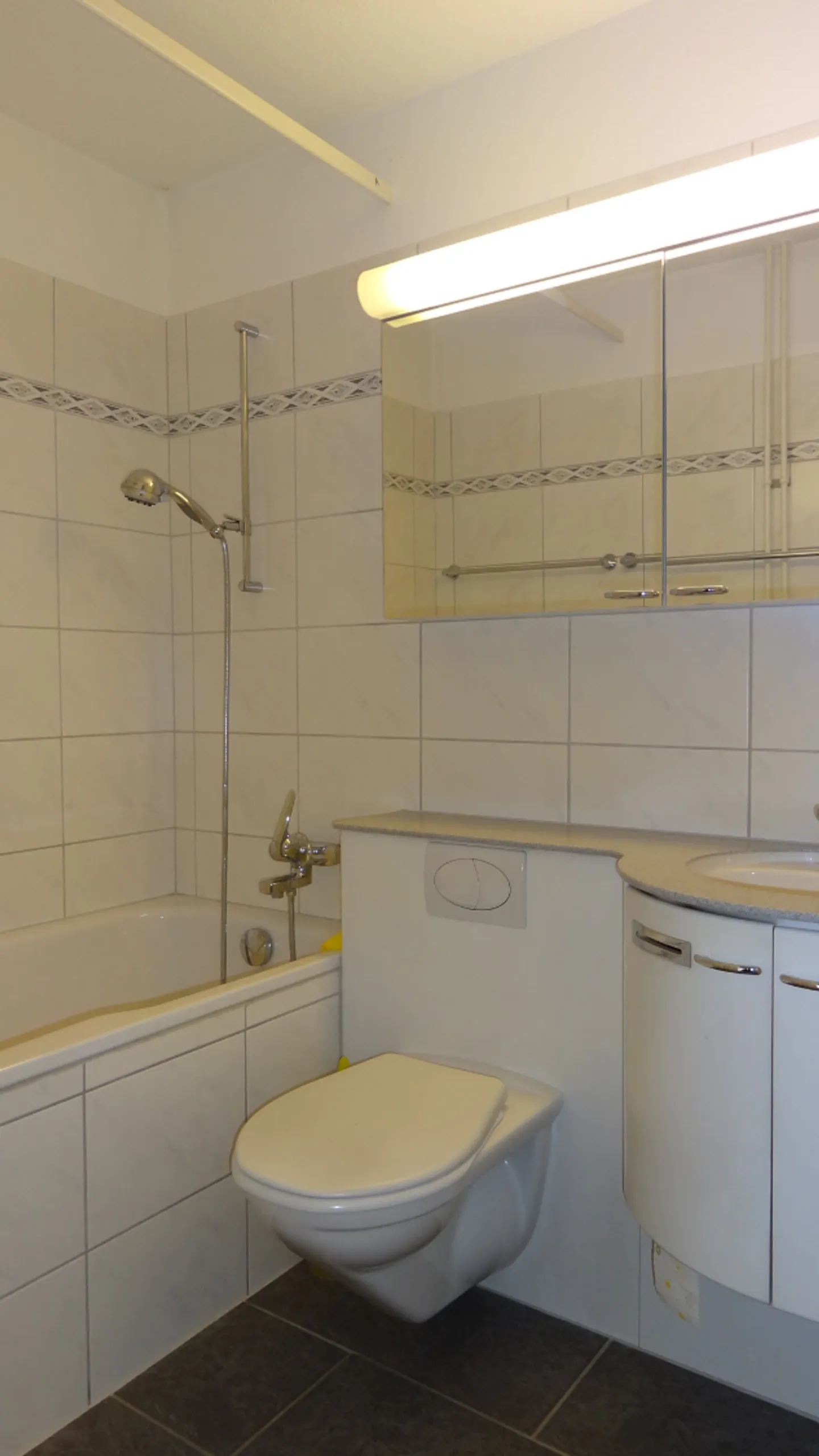 3 Room Apartment in a Quiet Location in Zurich Höngg - Photo 1 of 6