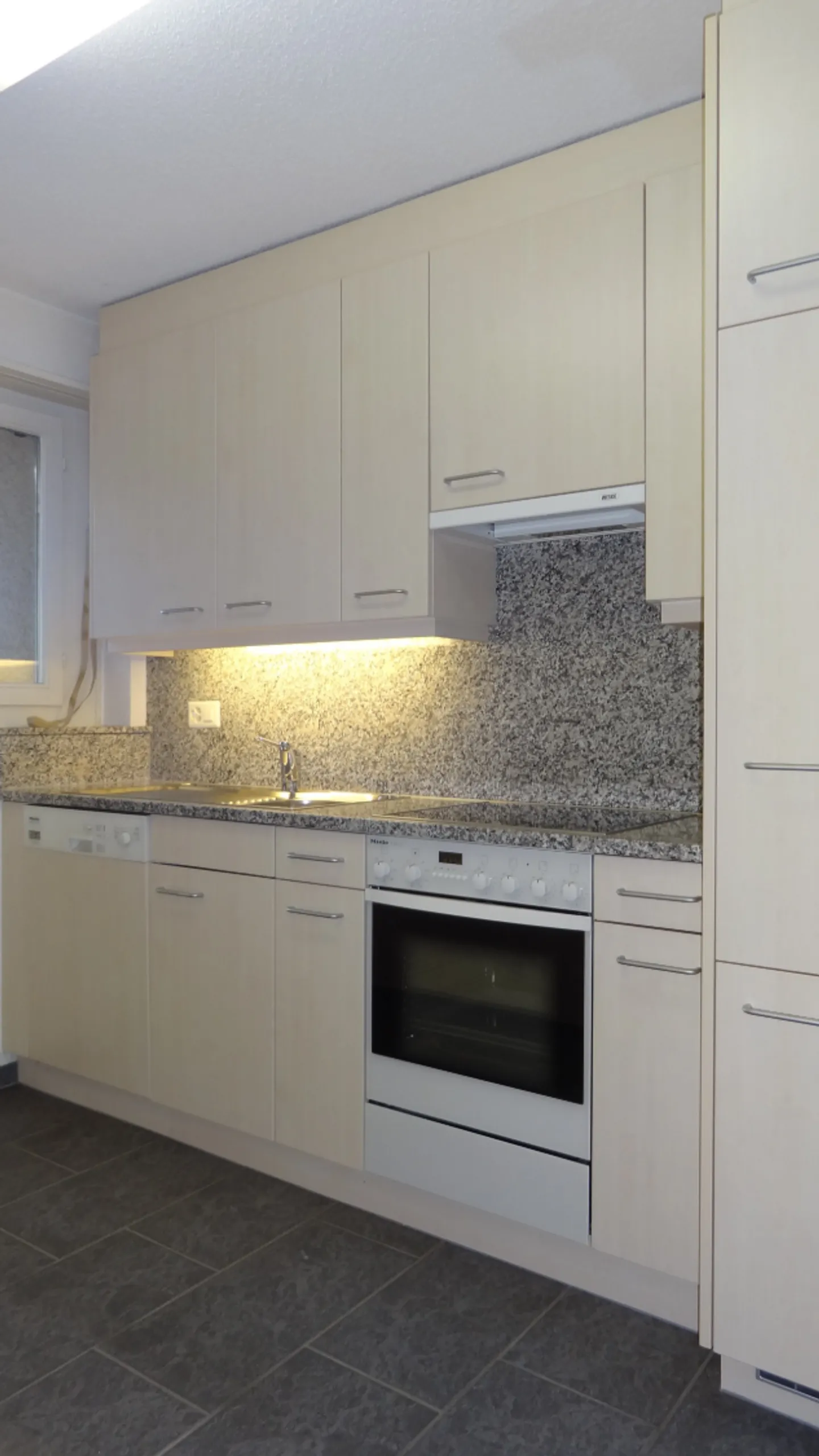 3 Room Apartment in a Quiet Location in Zurich Höngg - Photo 2 of 6
