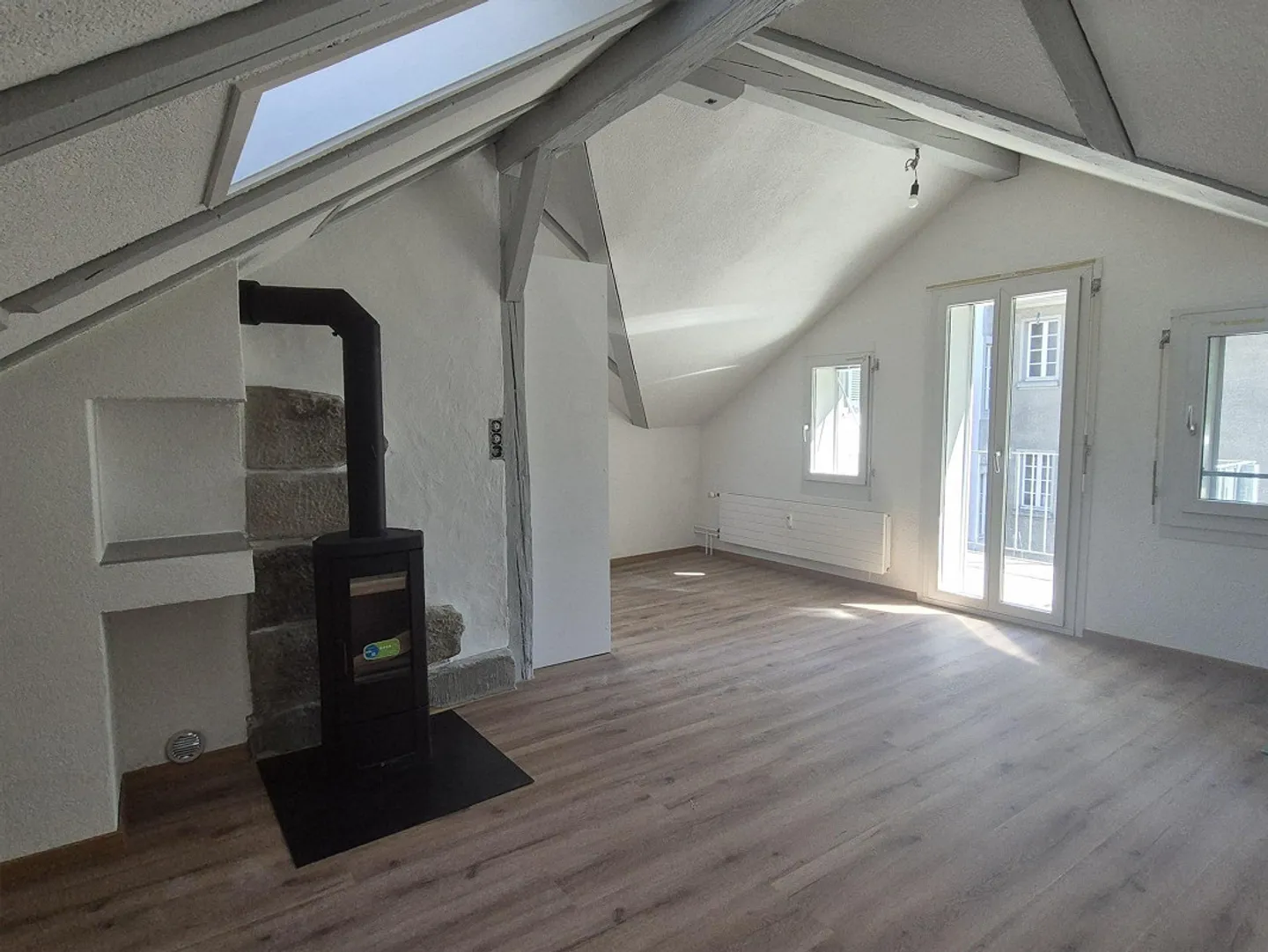 Newly renovated 2.5-room apartment with balcony - Photo 1 of 7