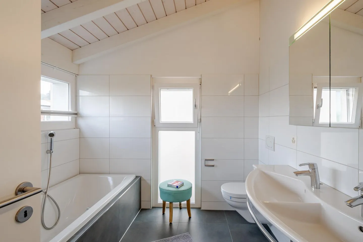 Attraktives Einfamilienhaus in unmittelbarer Seenähe - Foto 10 von 19