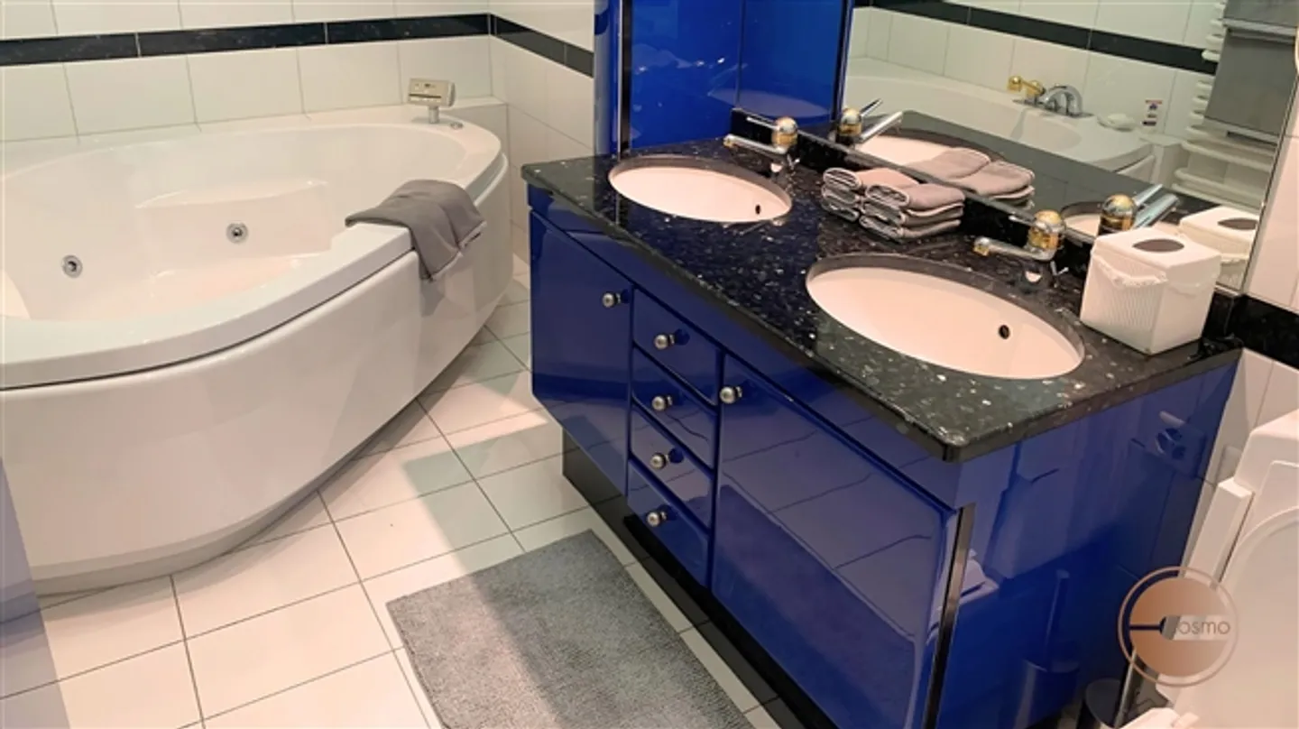 Appartement de service penthouse artistique de 3 chambres avec vue sur le lac - Photo 13 sur 17