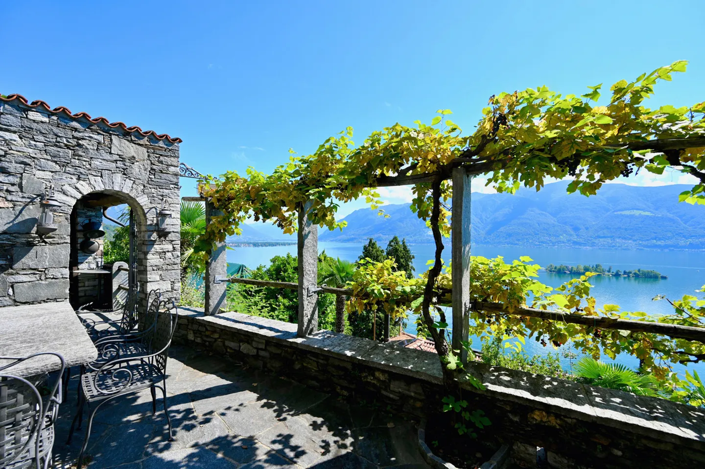 Rustico Incantevole con Vista Mozzafiato sul Lago Maggiore - Foto 1 di 16
