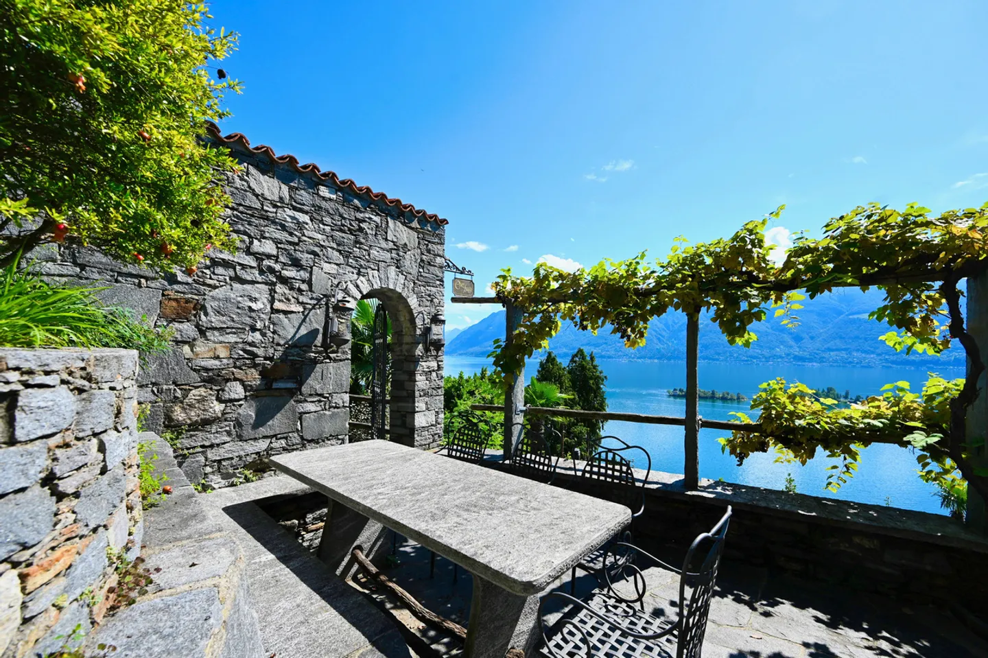 Rustico Incantevole con Vista Mozzafiato sul Lago Maggiore - Foto 2 di 16