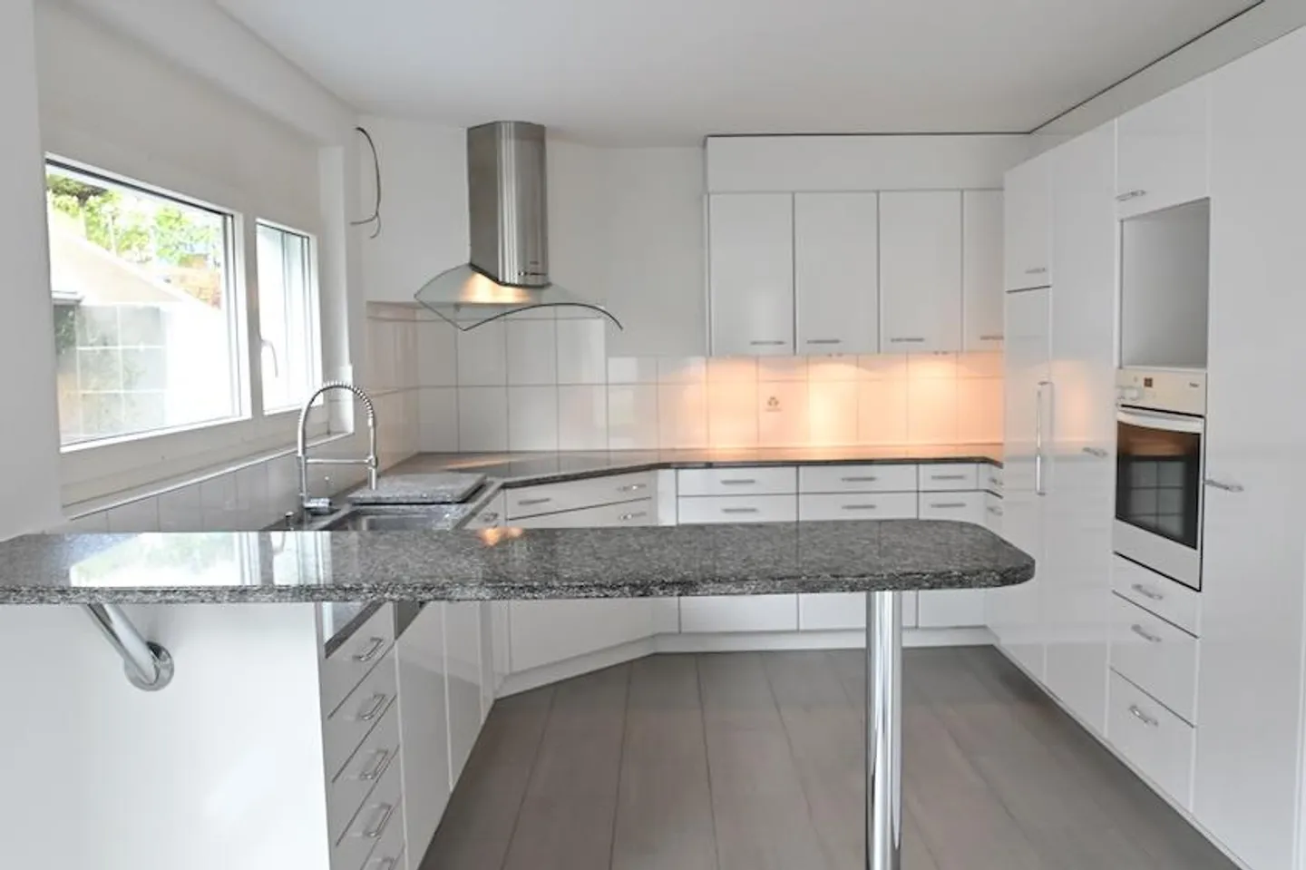 Ein helles, frisch renoviertes Doppeleinfamilienhaus - Foto 2 von 10