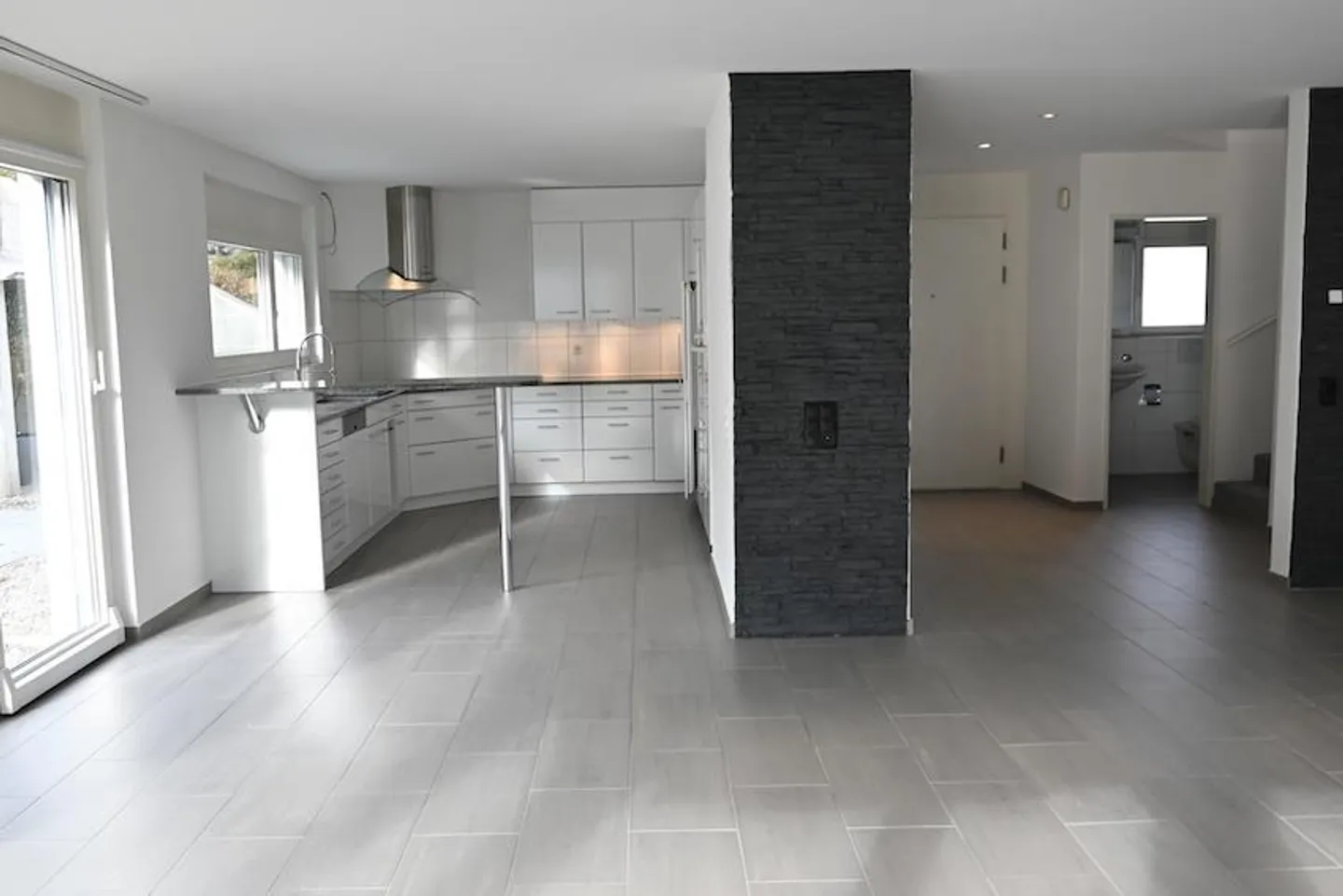 Ein helles, frisch renoviertes Doppeleinfamilienhaus - Foto 3 von 10