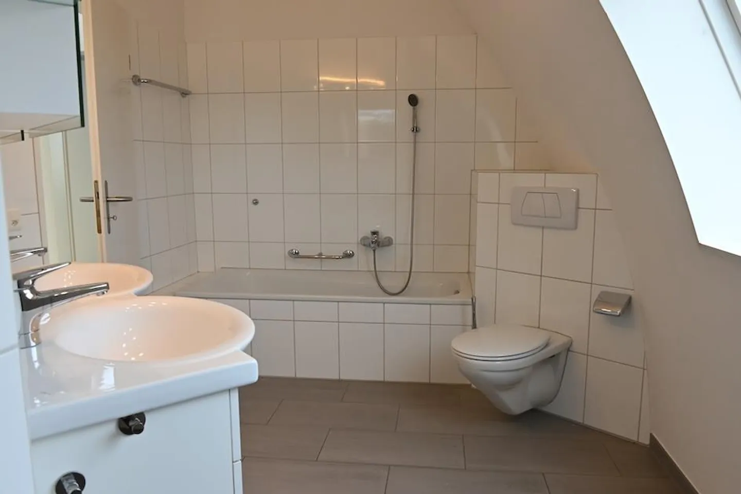 Ein helles, frisch renoviertes Doppeleinfamilienhaus - Foto 8 von 10