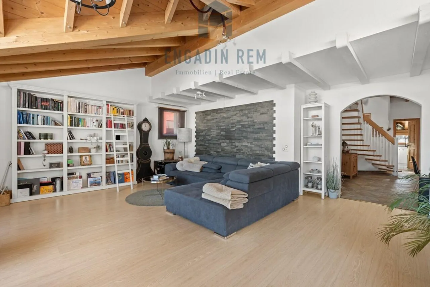 Attico 4,5 locali con galleria, camino e tre balconi - Foto 2 di 6