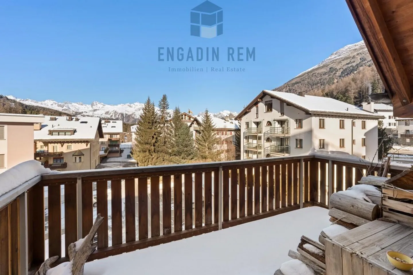 Attico 4,5 locali con galleria, camino e tre balconi - Foto 3 di 6