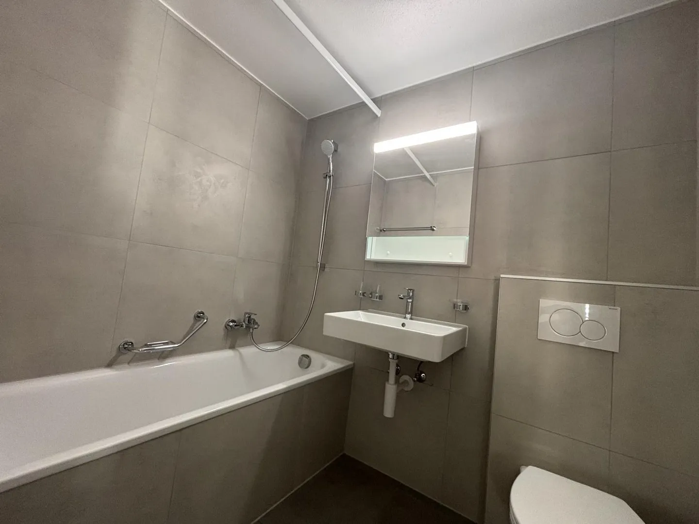 2081 - Beautiful 4-Room Apartment on the 1st Floor Renovated - Photo 7 of 9