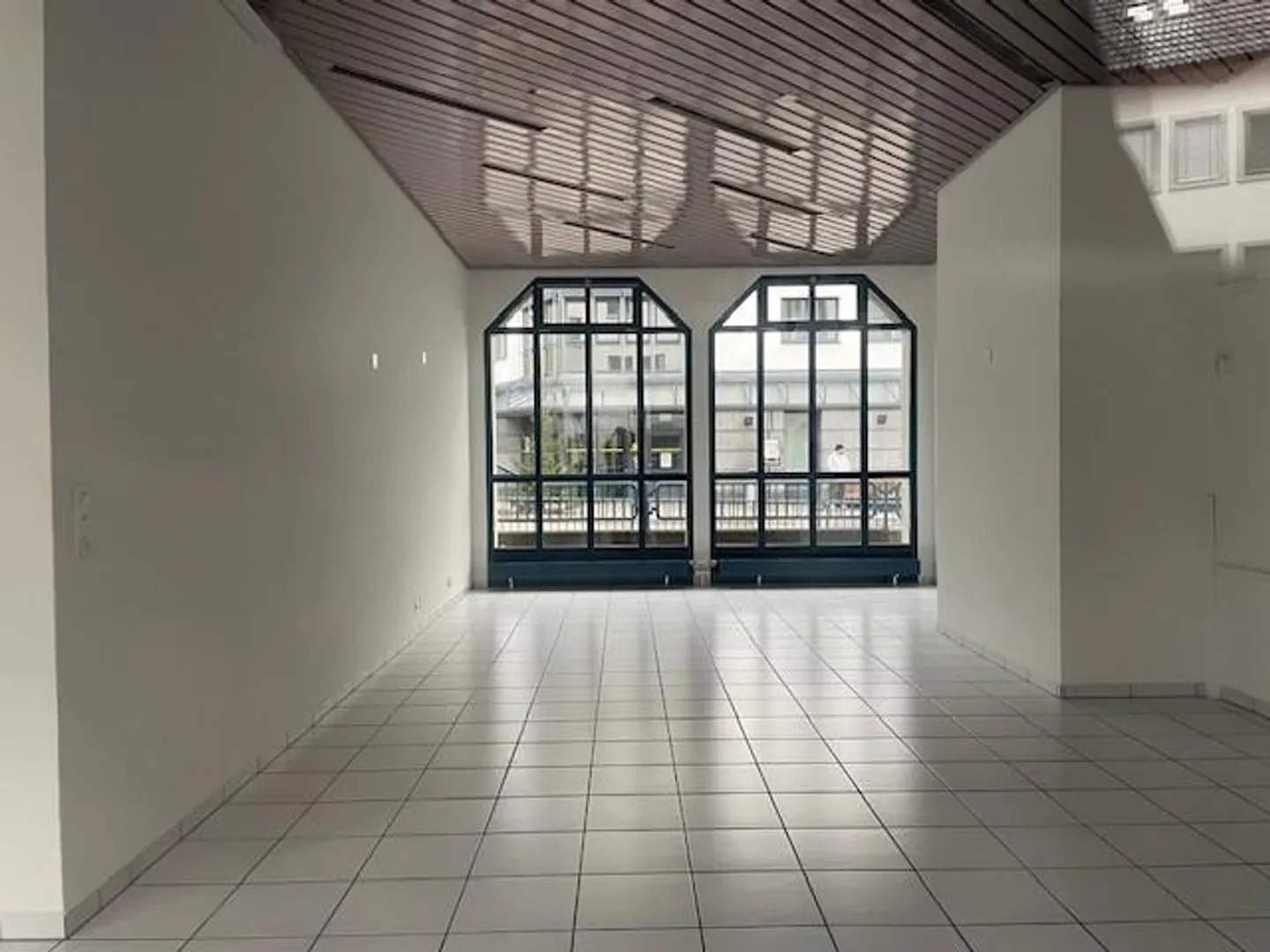 Espace commercial dans un emplacement central à Neuhausen à louer - Photo 3 sur 4