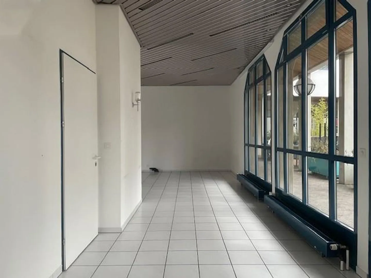 Espace commercial dans un emplacement central à Neuhausen à louer - Photo 4 sur 4