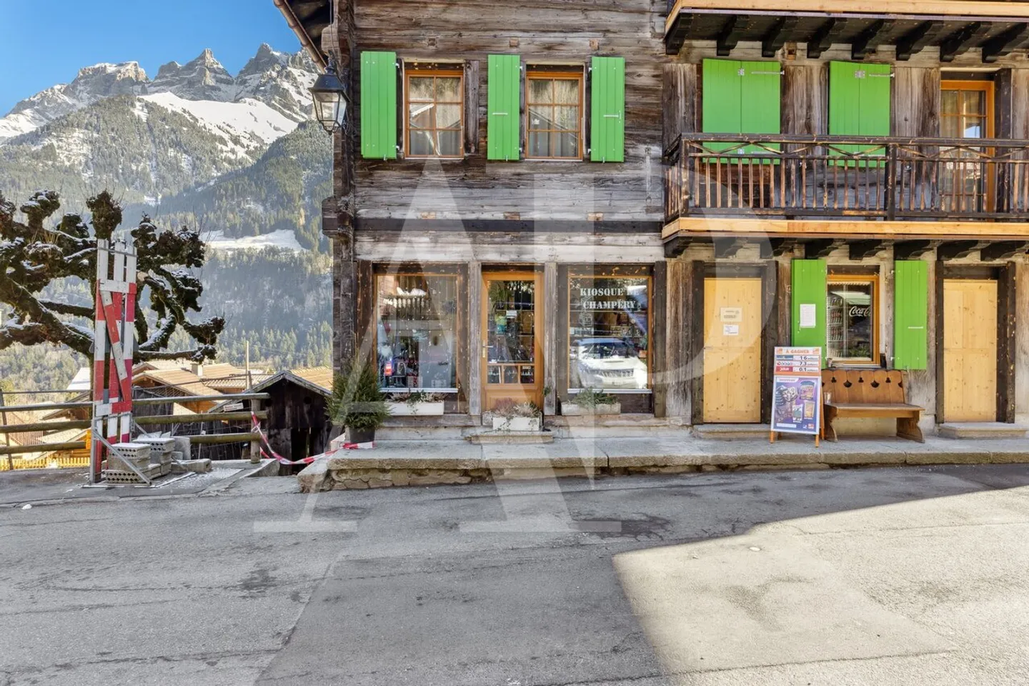 Commercial space in the heart of the village - Photo 2 of 10