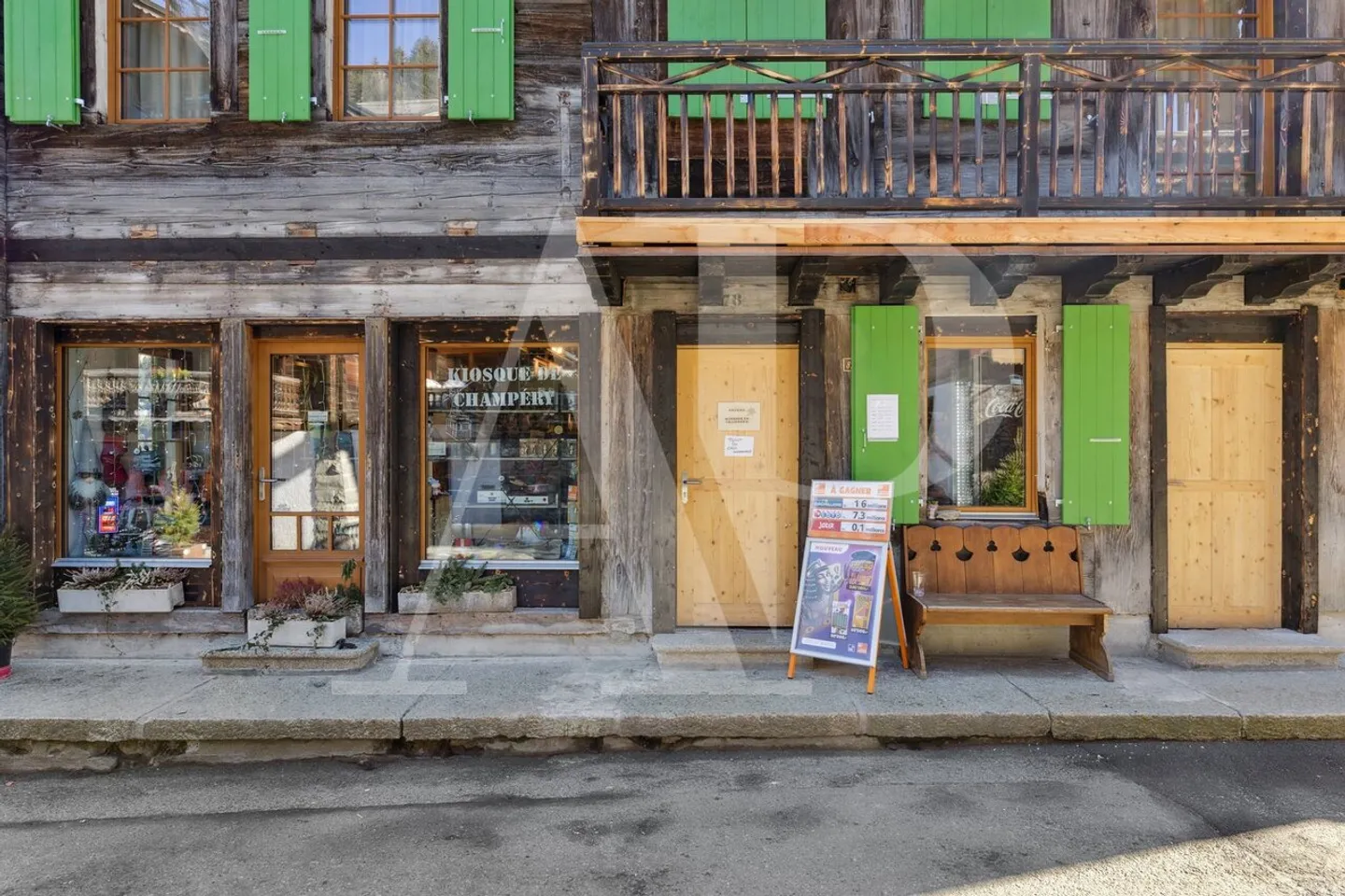 Commercial space in the heart of the village - Photo 3 of 10
