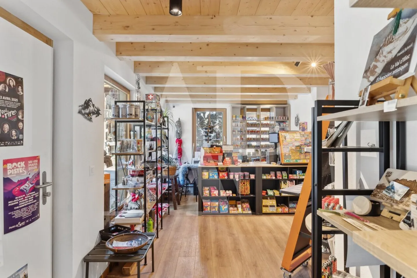 Commercial space in the heart of the village - Photo 4 of 10