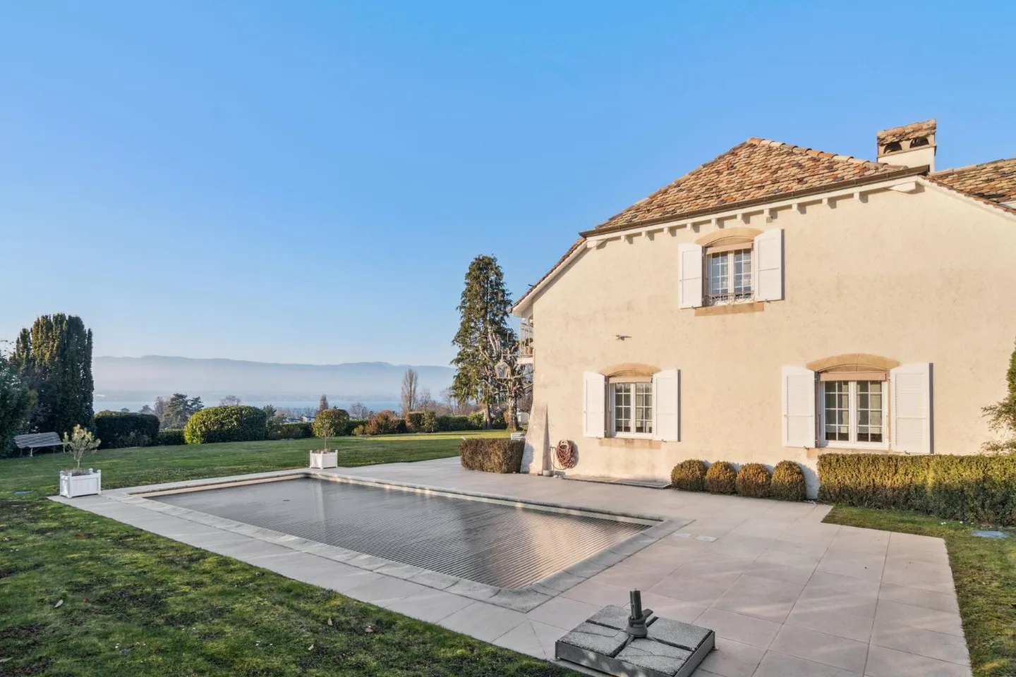 Villa au bord du lac à Corsier - Photo 2 sur 13