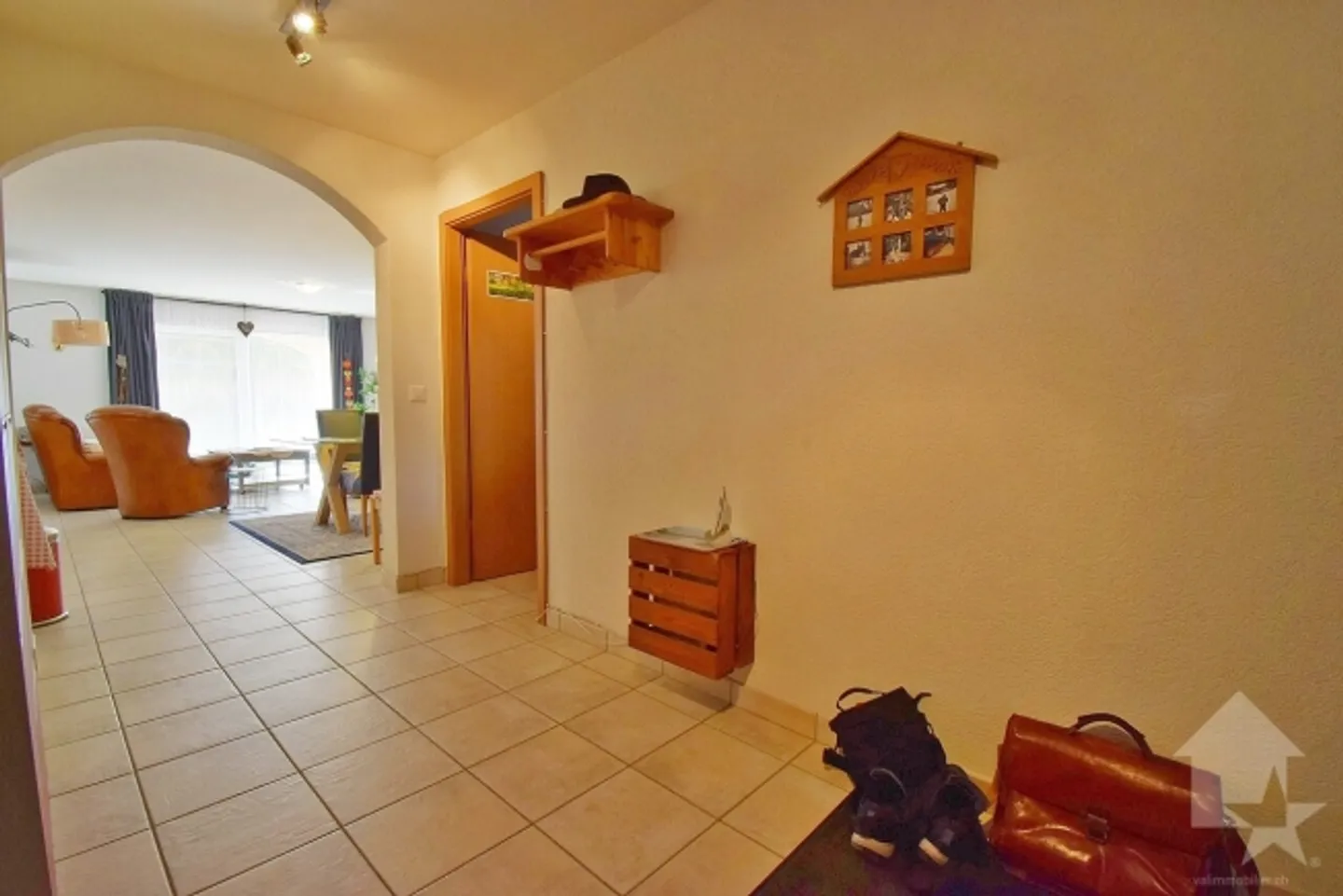 Spacious 4.5-room apartment with 2 parking spaces included - Photo 9 of 17