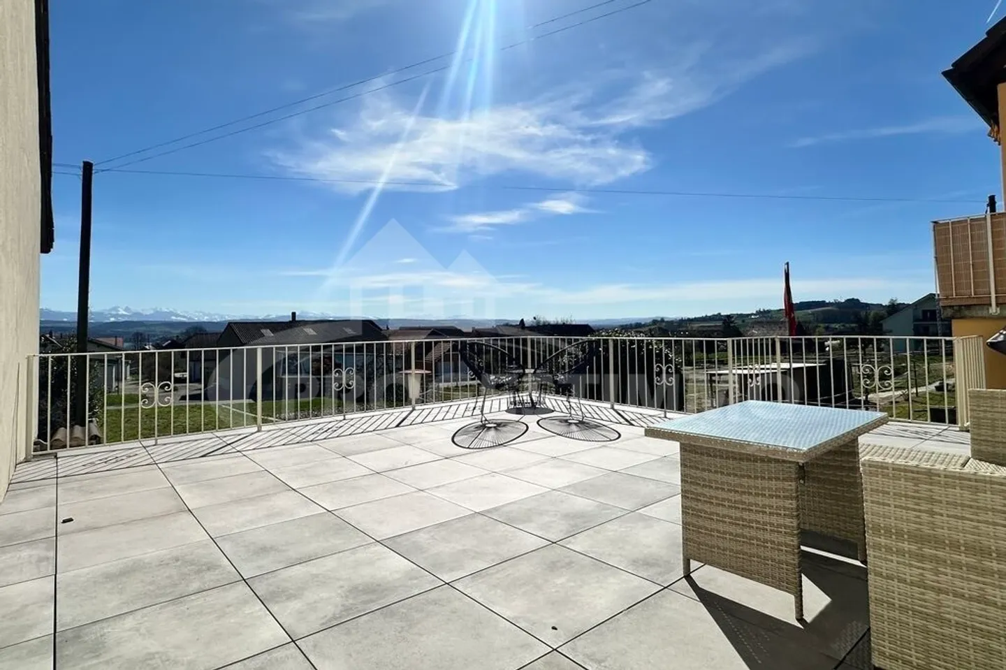 Casa familiare ristrutturata con terrazza - Foto 1 di 13