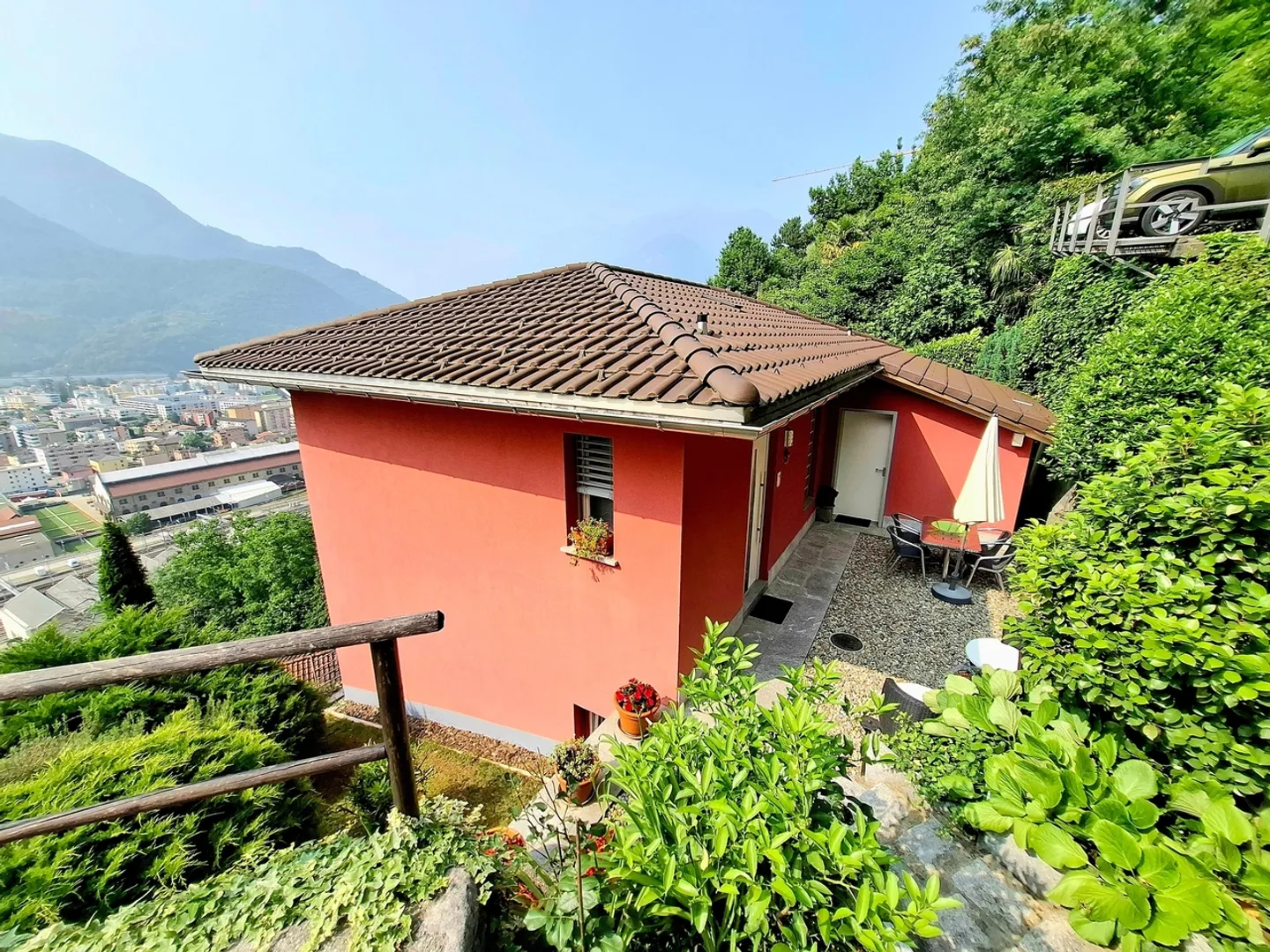 Esclusiva casa monofamiliare di 4.5 locali a Bellinzona, TI con vista mozzafiato - Foto 2 di 12