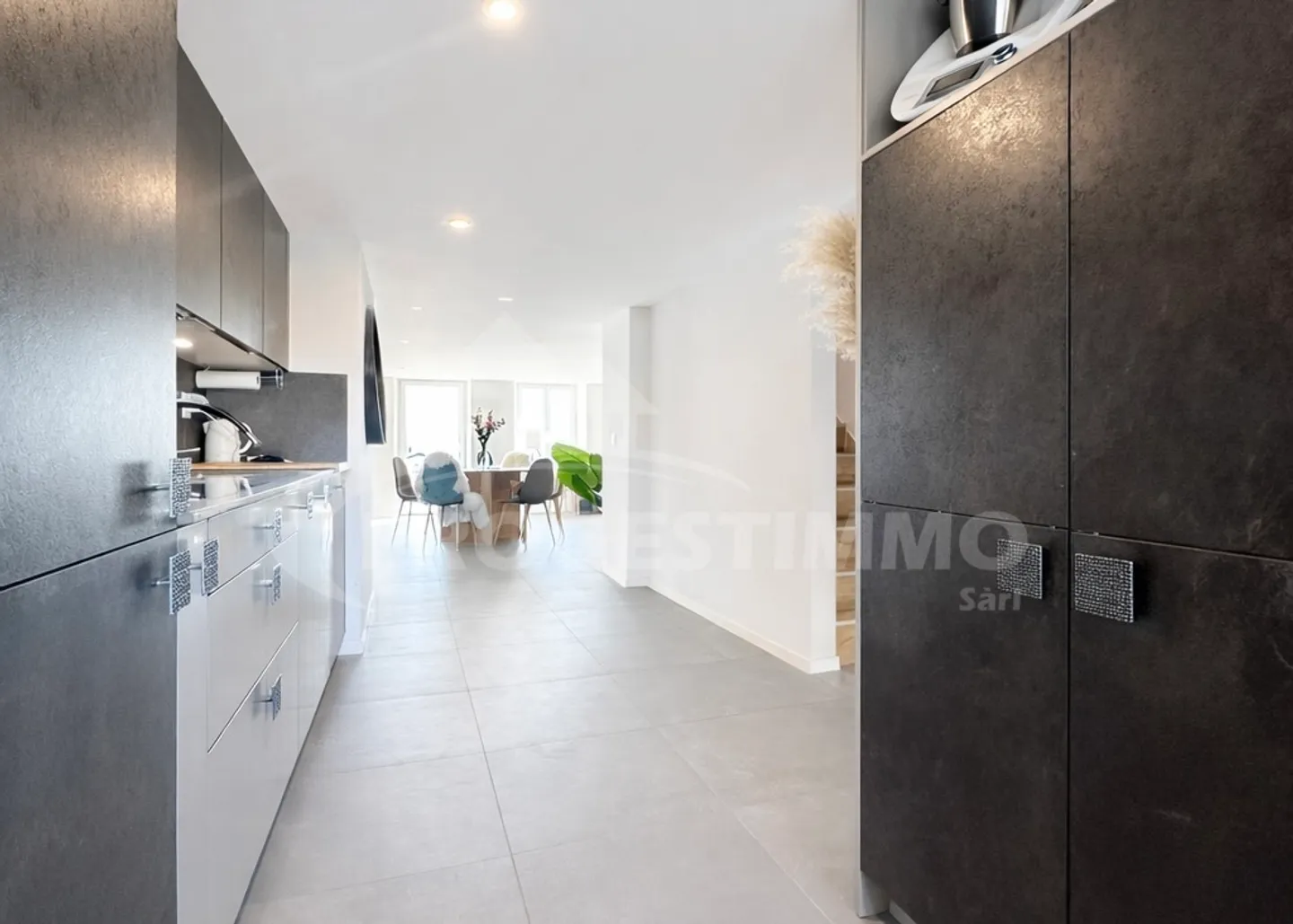 Casa familiare ristrutturata con terrazza - Foto 3 di 13