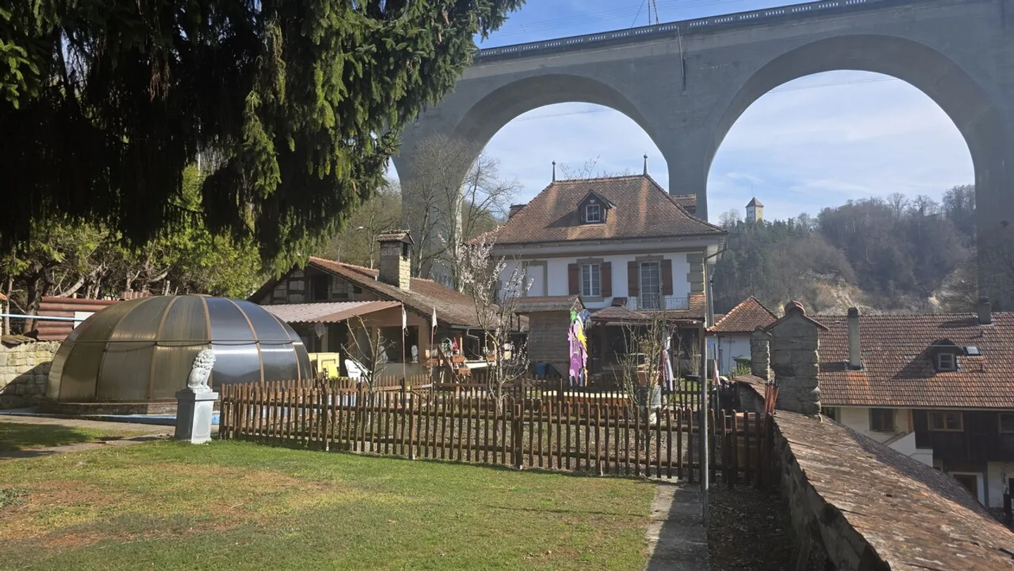 Charmantes Stadthaus nur wenige Schritte von der Sarine entfernt - Foto 1 von 2