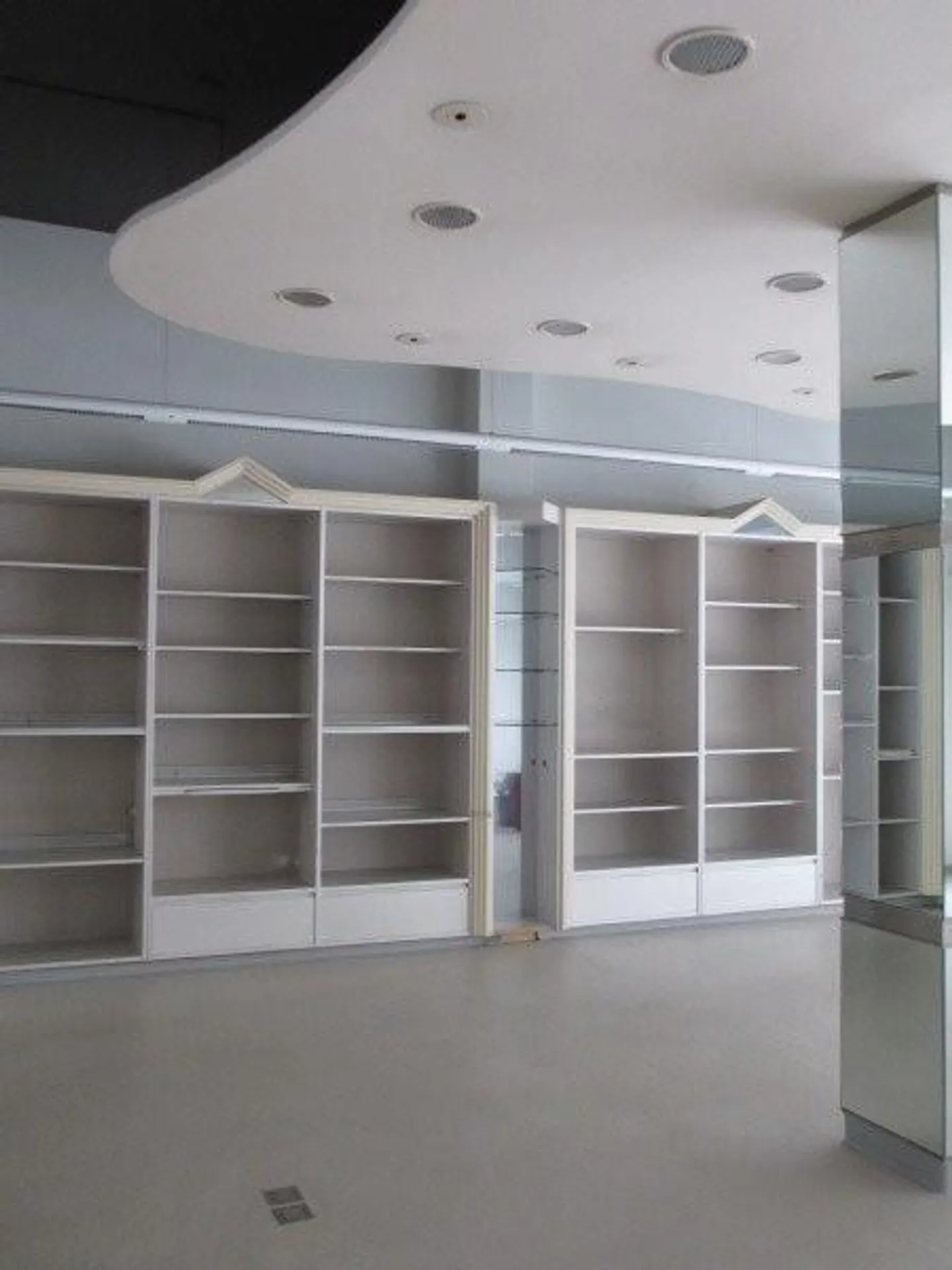 Espace de vente avec une vitrine généreuse - Photo 4 sur 6