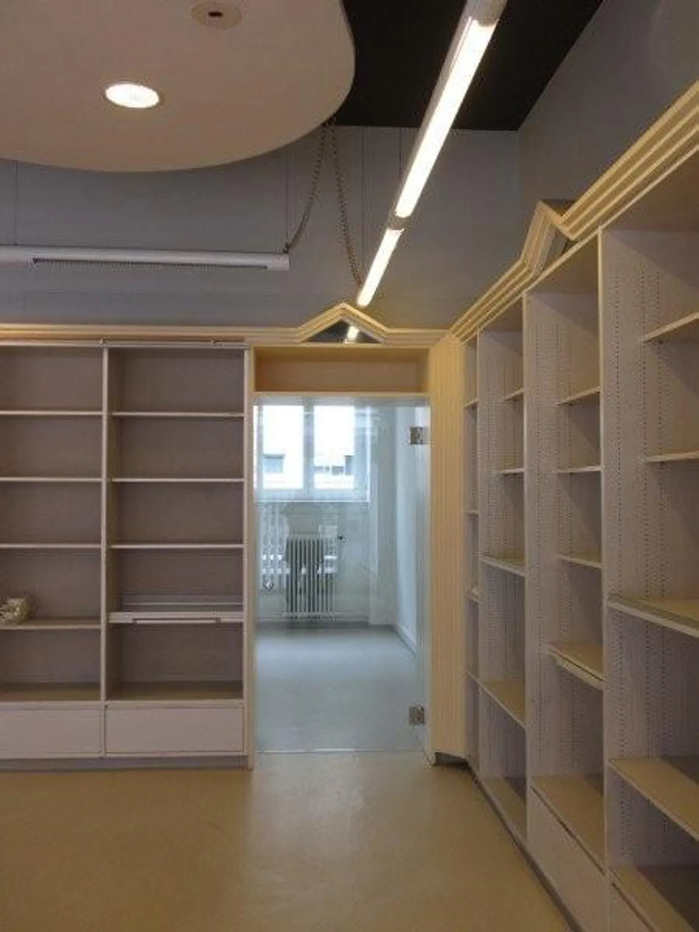 Espace de vente avec une vitrine généreuse - Photo 6 sur 6
