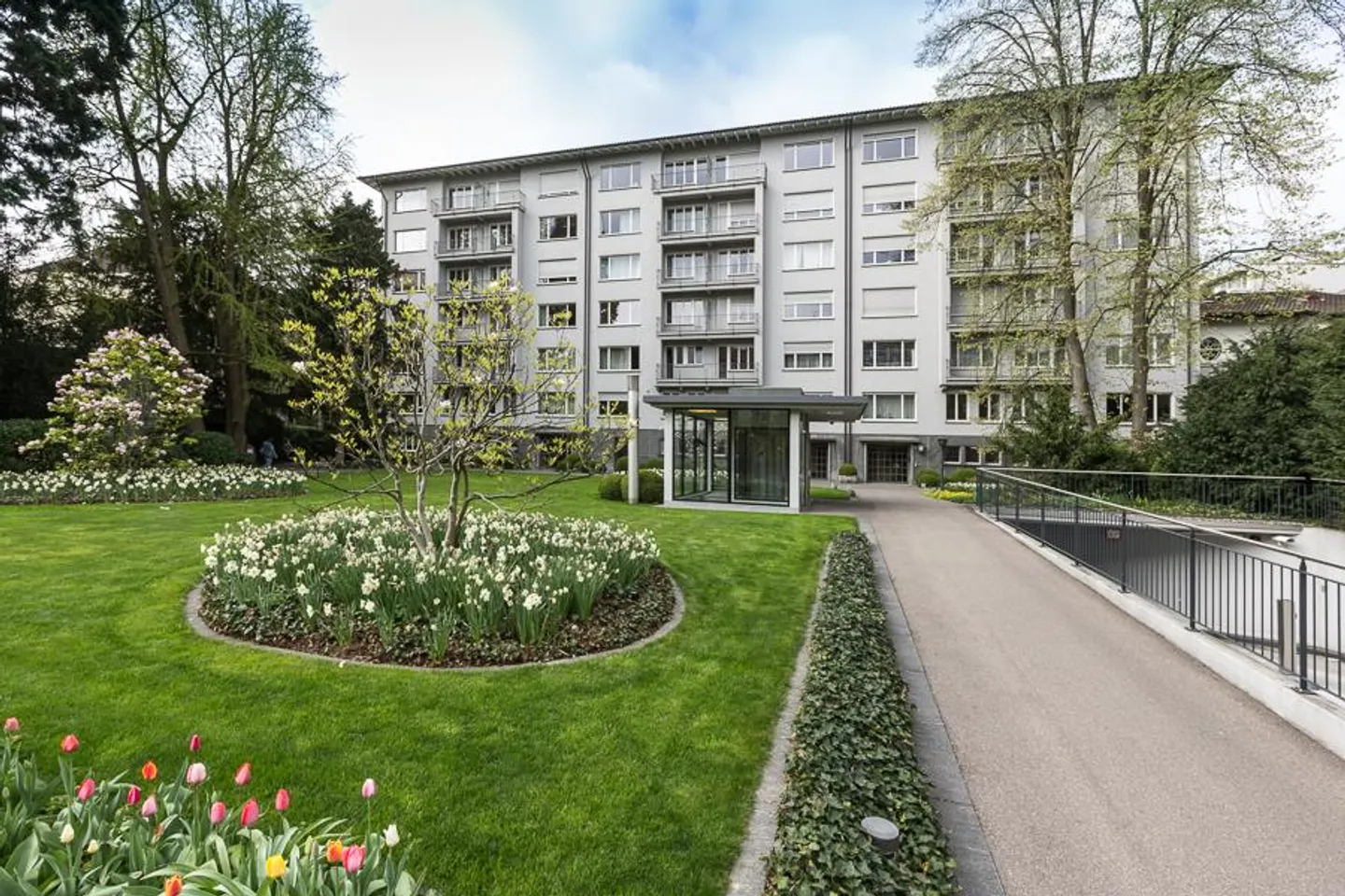 Parking space and garage near Aeschenplatz + SBB train station for rent - Photo 1 of 1