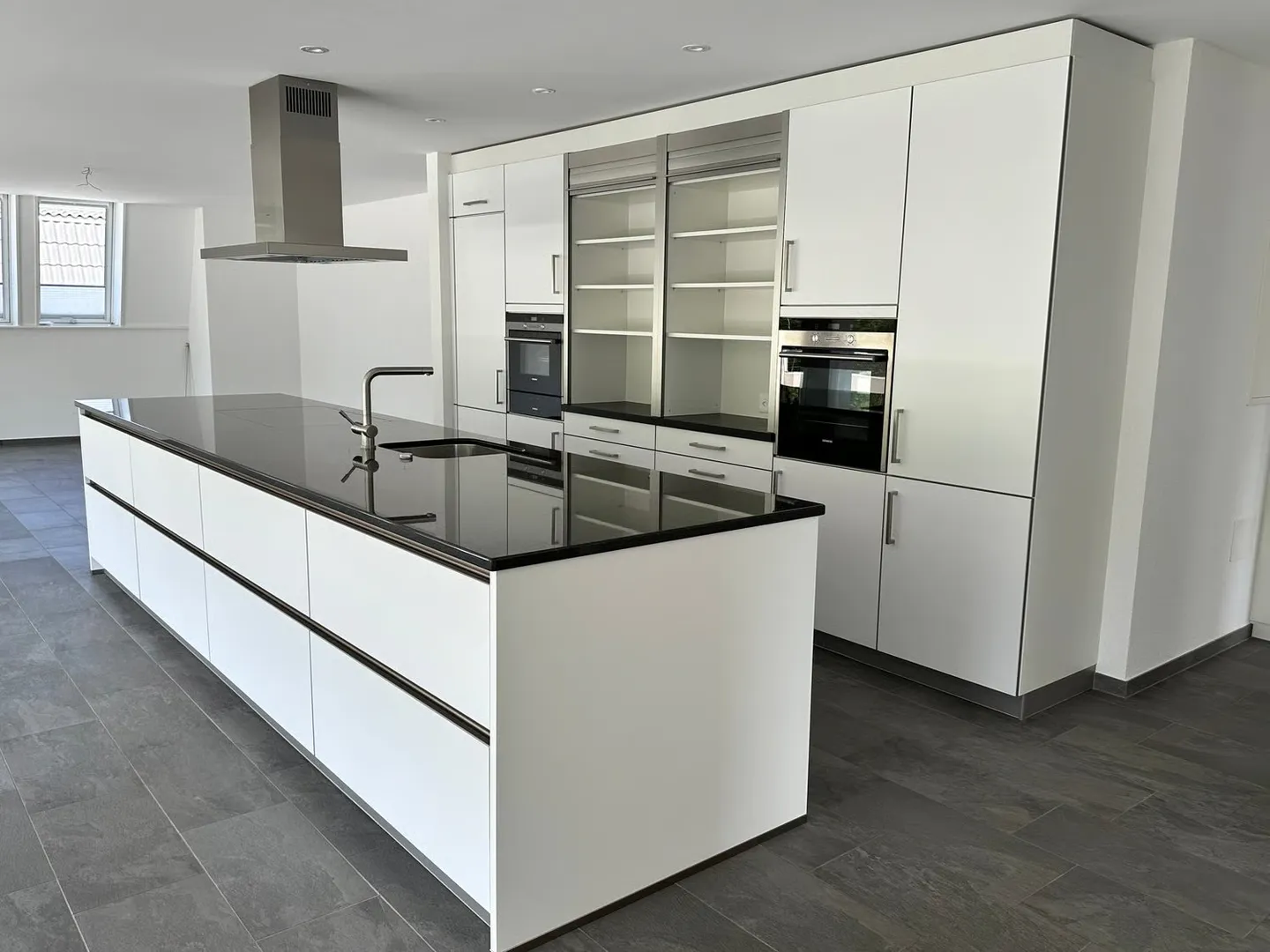 Top modern 4.5-room penthouse approx. 175m2 with large balcony overlooking greenery - Photo 1 of 28